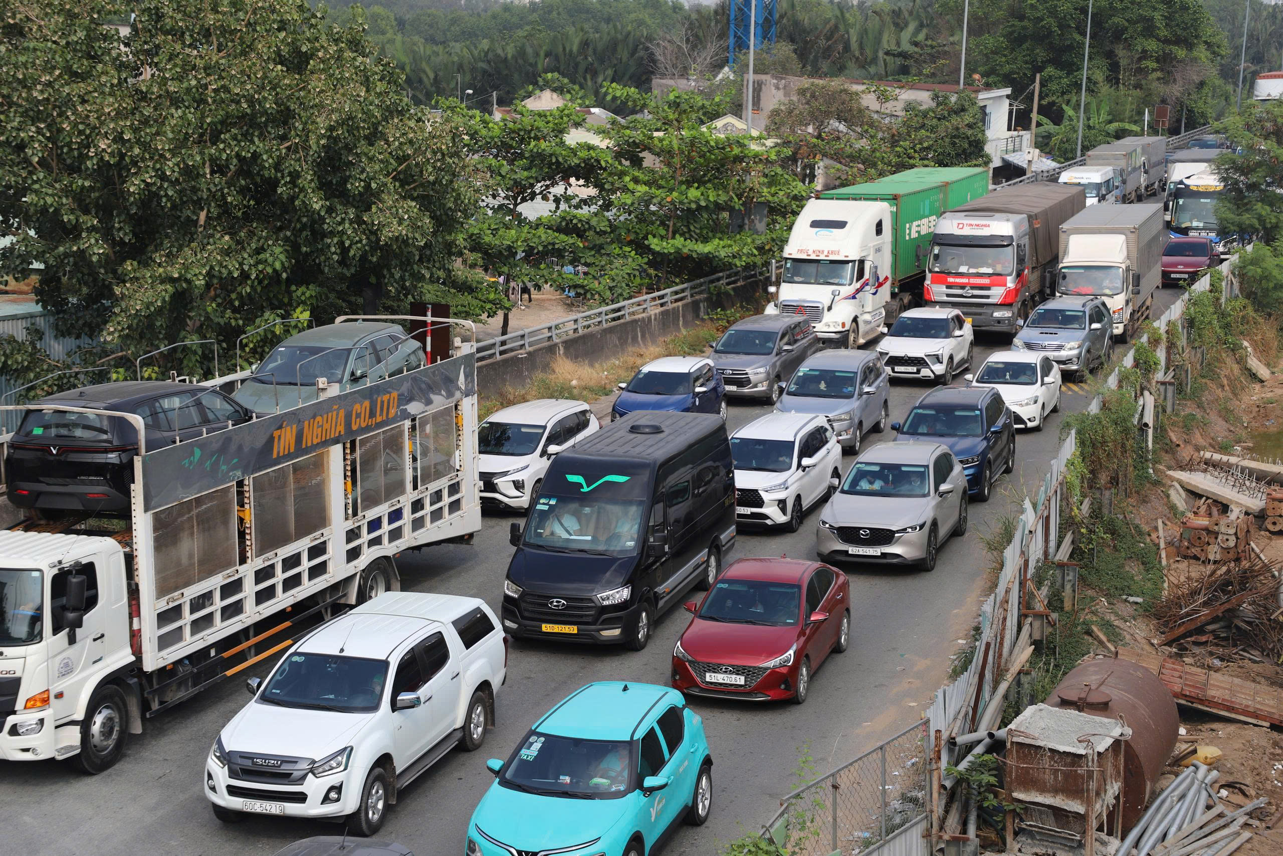 Cửa ng&otilde; TP.HCM v&agrave; s&acirc;n bay T&acirc;n Sơn Nhất ken đặc người, xe cận Tết- Ảnh 9.