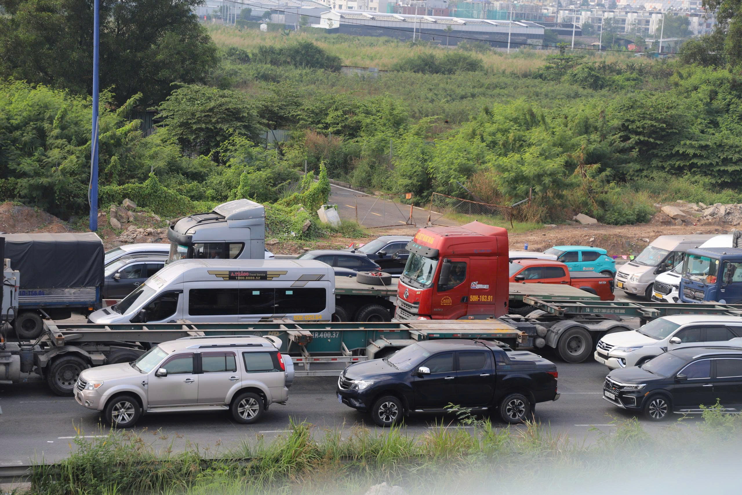 Cửa ng&otilde; TP.HCM v&agrave; s&acirc;n bay T&acirc;n Sơn Nhất ken đặc người, xe cận Tết- Ảnh 8.