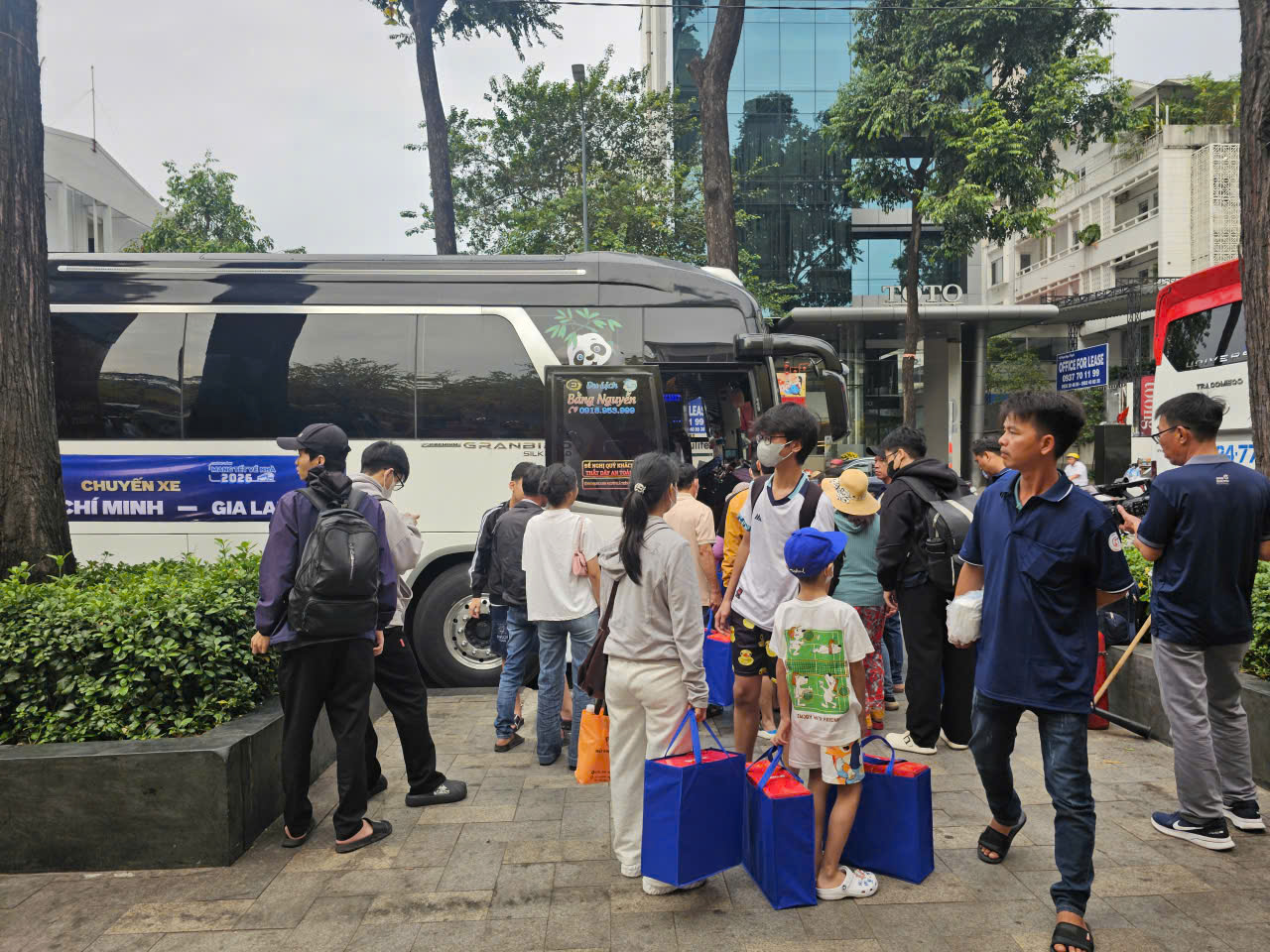 TP.HCM: 4.230 tấm v&eacute; &ldquo;Mang Tết về nh&agrave;&rdquo; đưa người lao động xa qu&ecirc; về sum họp- Ảnh 5.