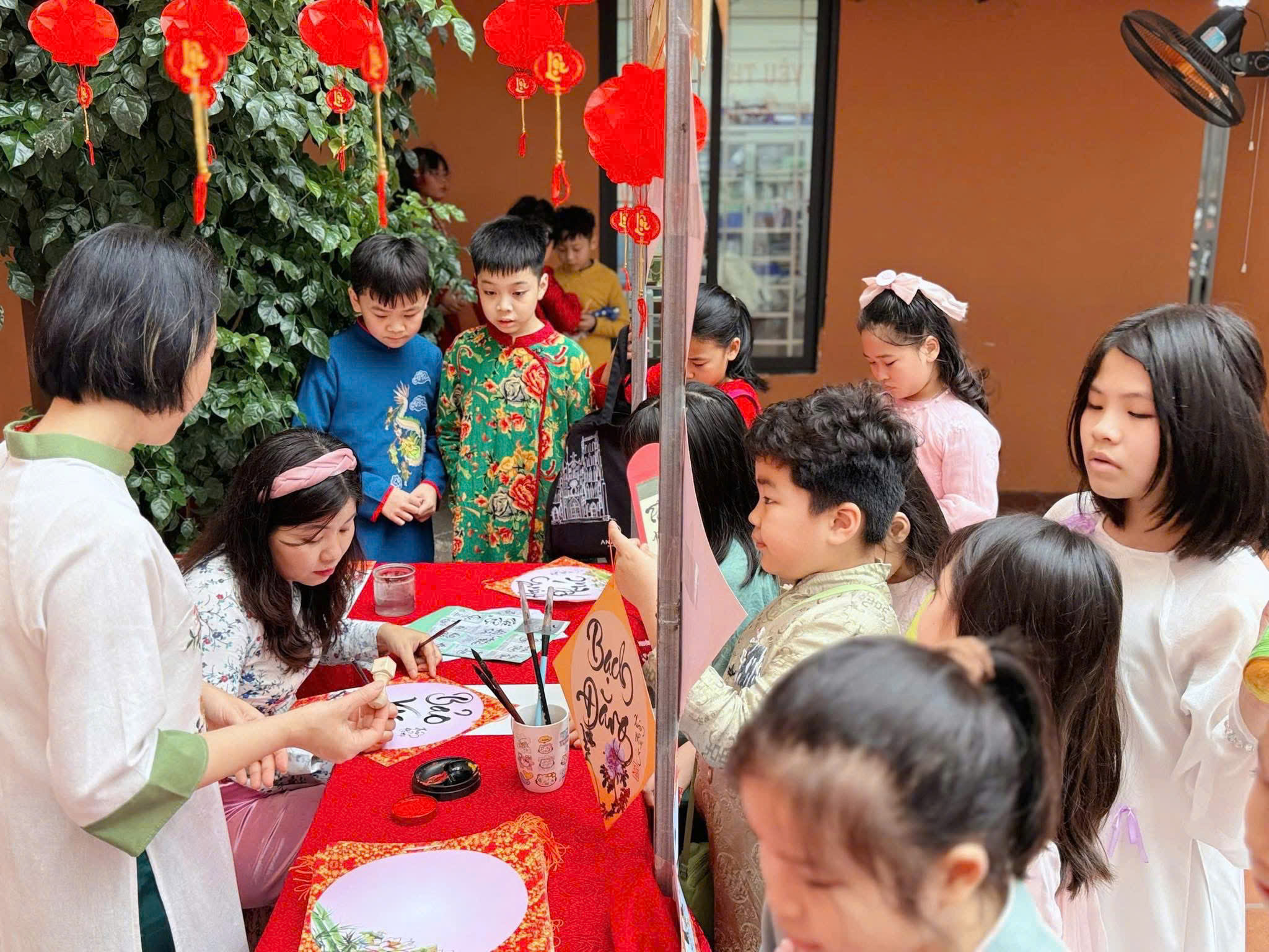 Hội chợ Xuân gắn kết: Tết cổ truyền và những trải nghiệm học đường- Ảnh 2. Hội chợ Xuân gắn kết: Tết cổ truyền và những trải nghiệm học đường- Ảnh 2.