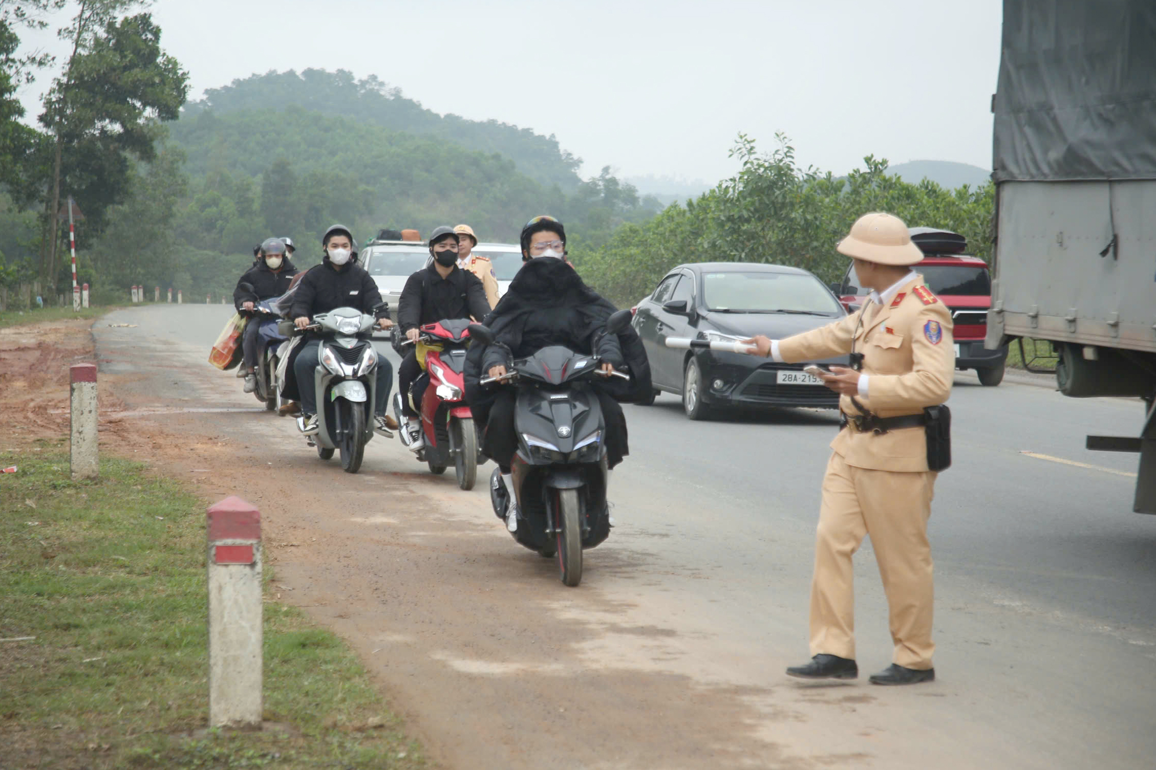 CSGT H&agrave; Nội khuyến c&aacute;o c&aacute;c t&agrave;i xế về qu&ecirc; đ&oacute;n Tết ch&uacute; &yacute; biển b&aacute;o, tr&aacute;nh bị phạt- Ảnh 6.