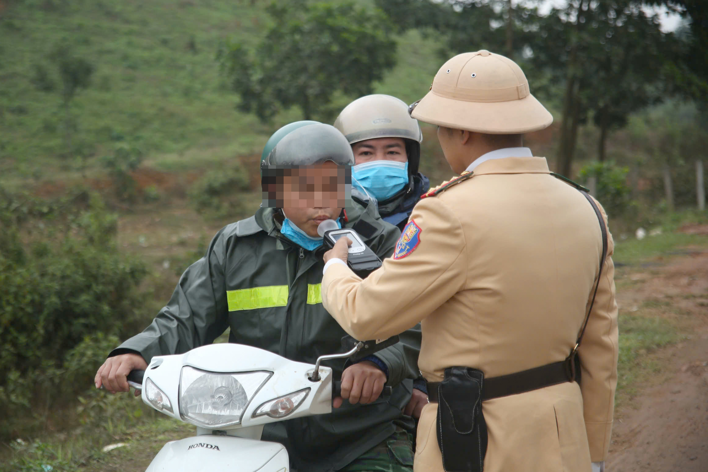 CSGT H&agrave; Nội khuyến c&aacute;o c&aacute;c t&agrave;i xế về qu&ecirc; đ&oacute;n Tết ch&uacute; &yacute; biển b&aacute;o, tr&aacute;nh bị phạt- Ảnh 12.