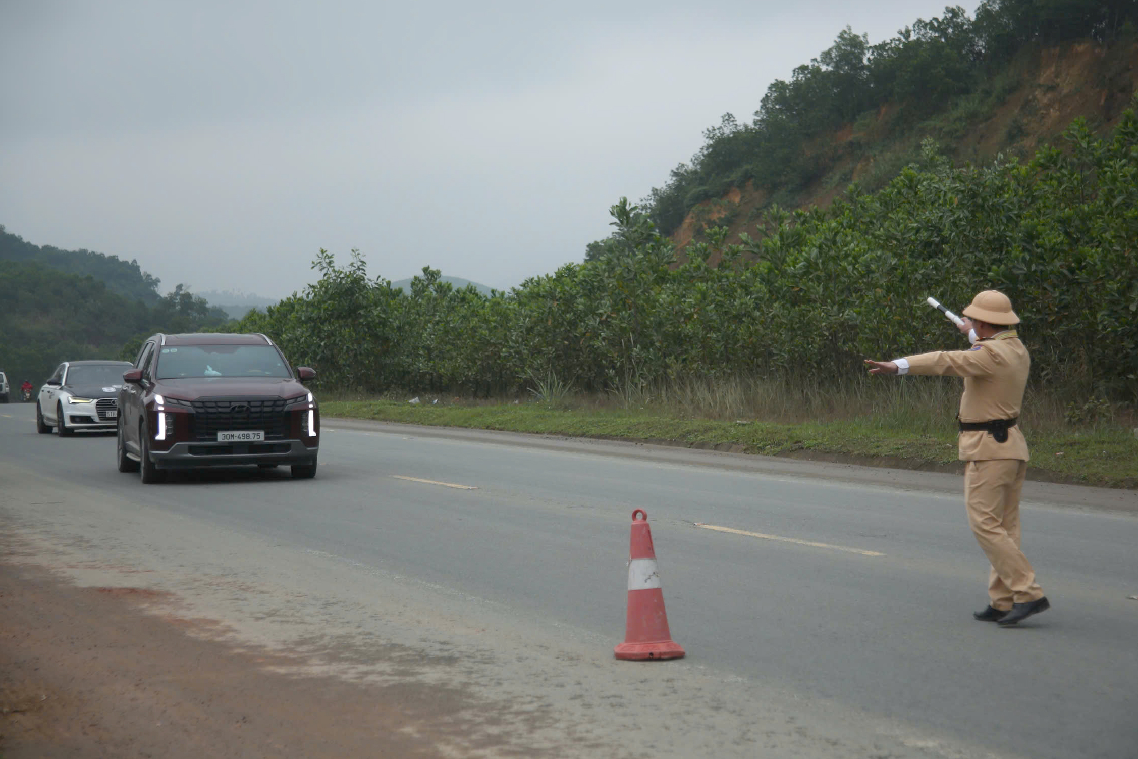 CSGT H&agrave; Nội khuyến c&aacute;o c&aacute;c t&agrave;i xế về qu&ecirc; đ&oacute;n Tết ch&uacute; &yacute; biển b&aacute;o, tr&aacute;nh bị phạt- Ảnh 2.