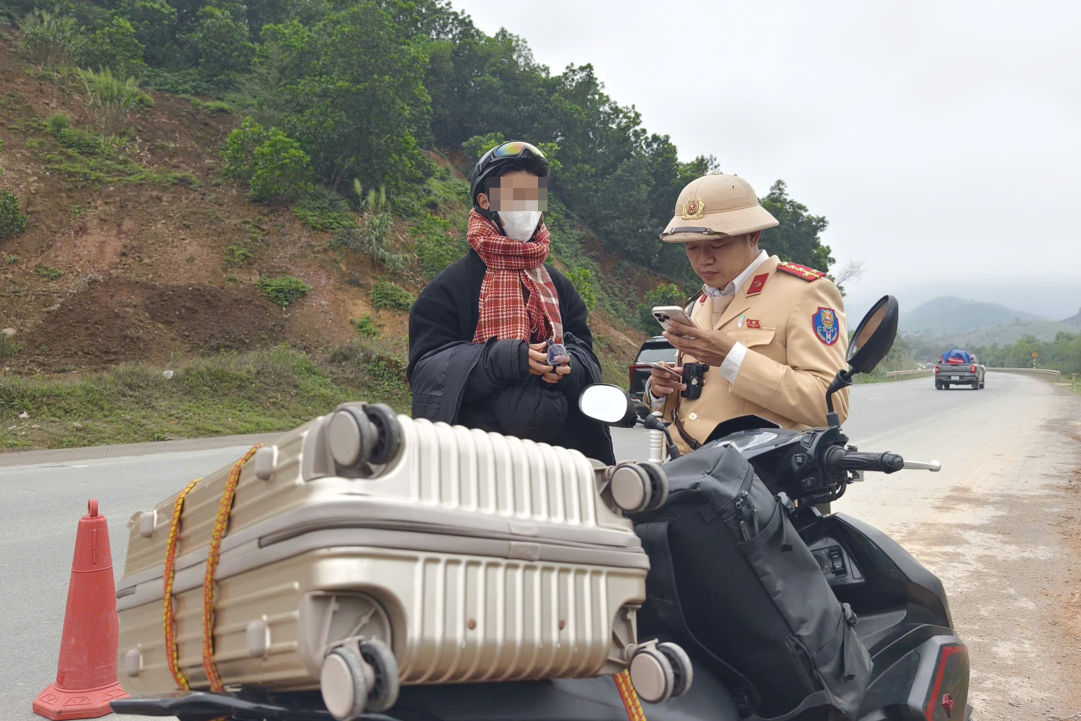 CSGT H&agrave; Nội khuyến c&aacute;o c&aacute;c t&agrave;i xế về qu&ecirc; đ&oacute;n Tết ch&uacute; &yacute; biển b&aacute;o, tr&aacute;nh bị phạt- Ảnh 7.