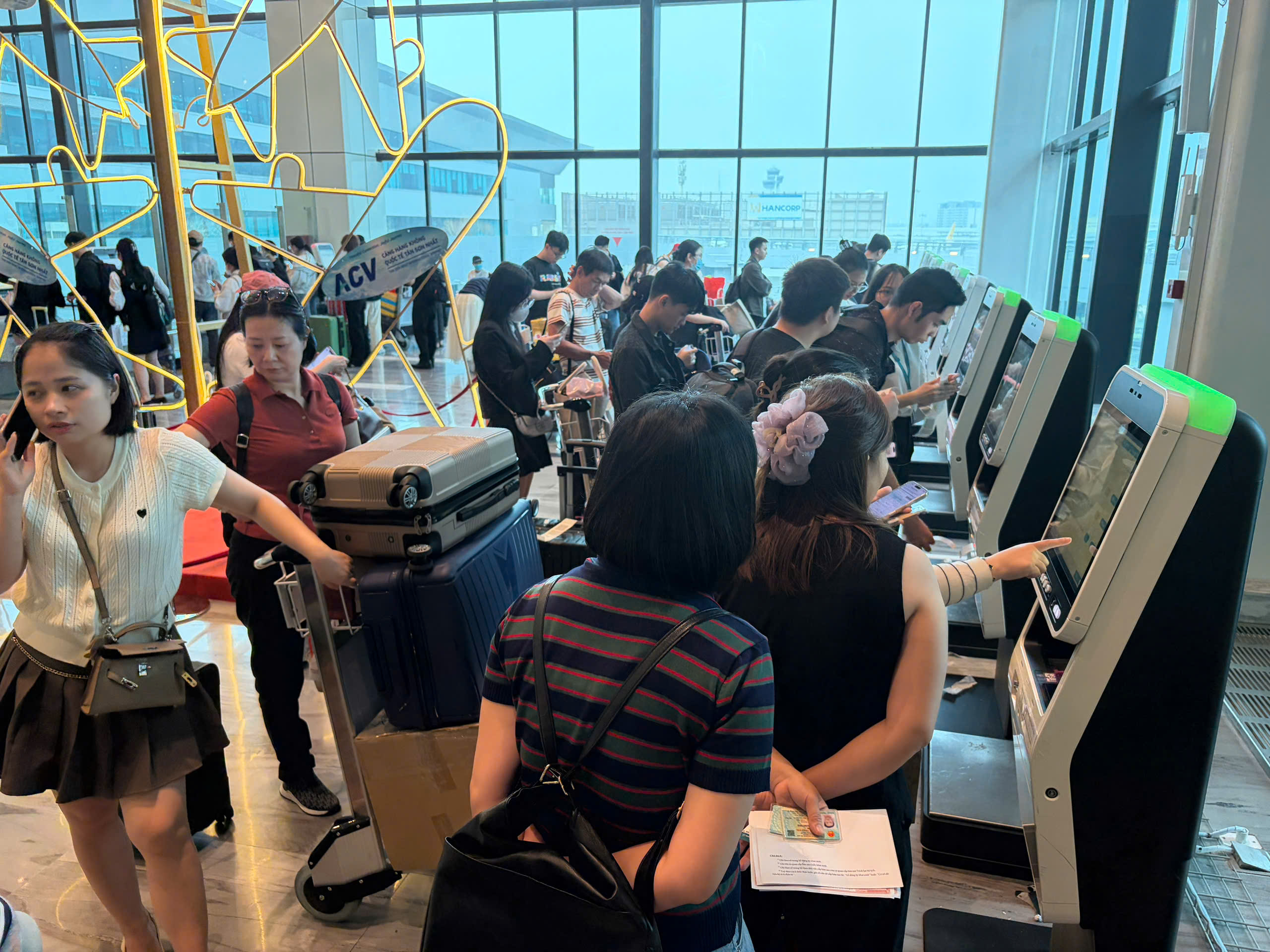 Cửa ng&otilde; TP.HCM v&agrave; s&acirc;n bay T&acirc;n Sơn Nhất ken đặc người, xe cận Tết- Ảnh 3.