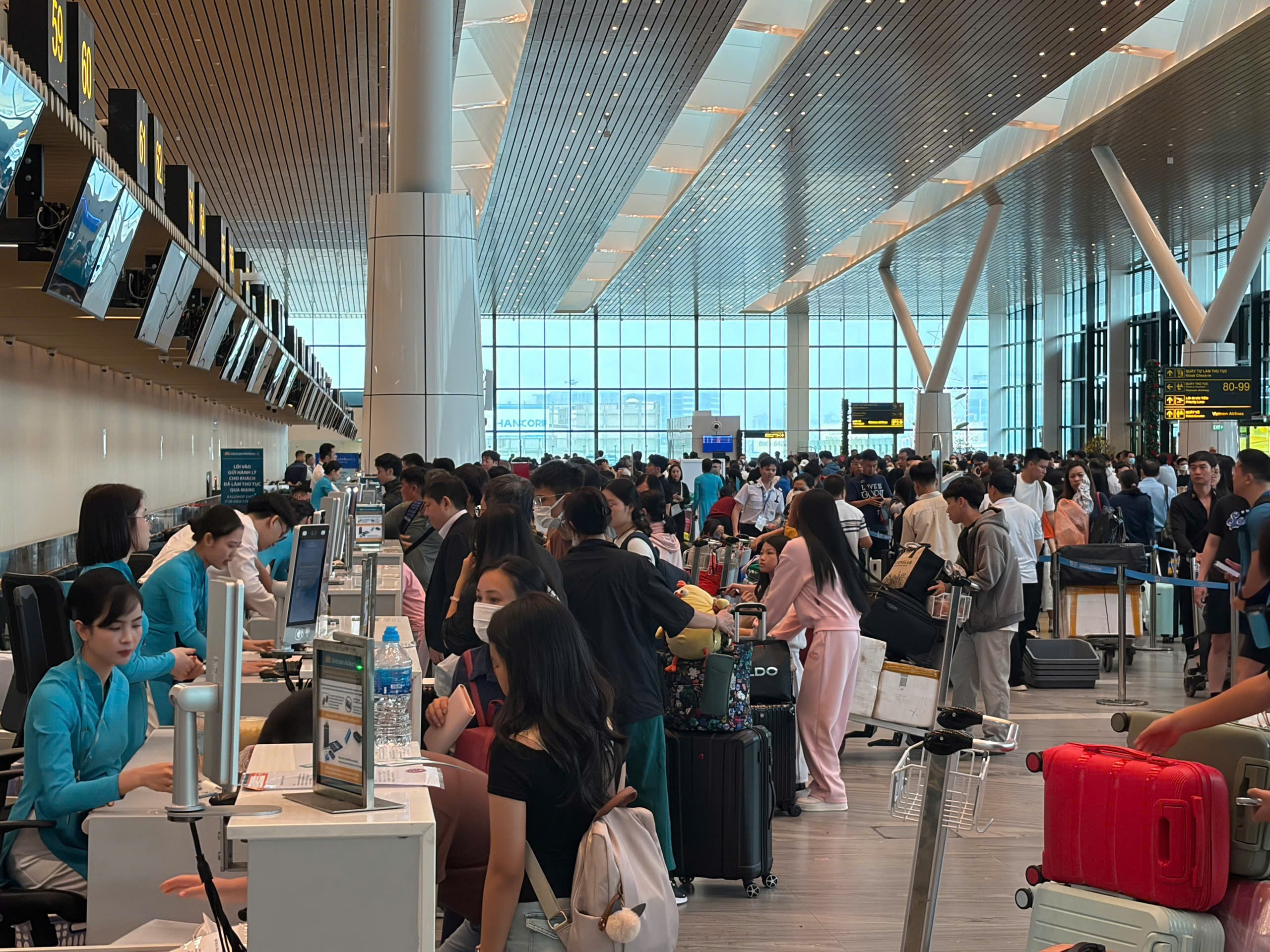 Cửa ng&otilde; TP.HCM v&agrave; s&acirc;n bay T&acirc;n Sơn Nhất ken đặc người, xe cận Tết- Ảnh 4.