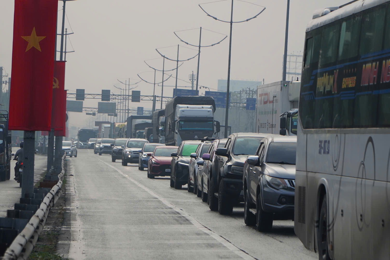 Cửa ng&otilde; TP.HCM v&agrave; s&acirc;n bay T&acirc;n Sơn Nhất ken đặc người, xe cận Tết- Ảnh 11.