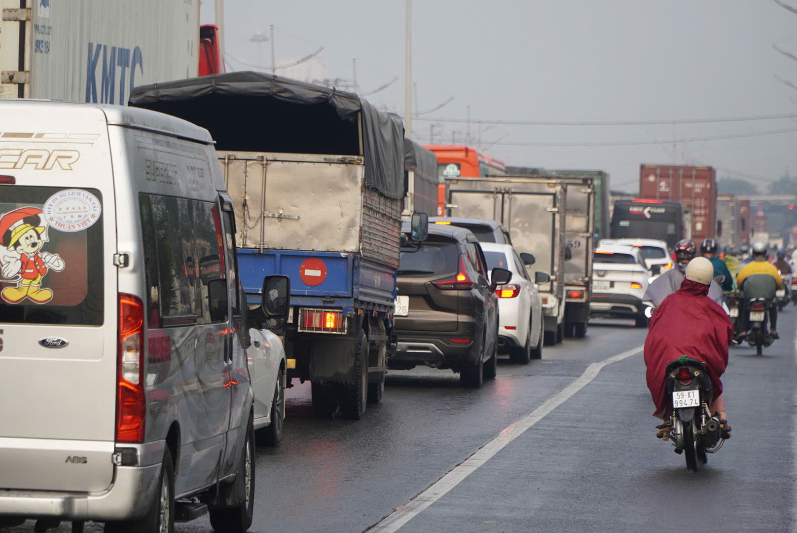 Cửa ng&otilde; TP.HCM v&agrave; s&acirc;n bay T&acirc;n Sơn Nhất ken đặc người, xe cận Tết- Ảnh 12.