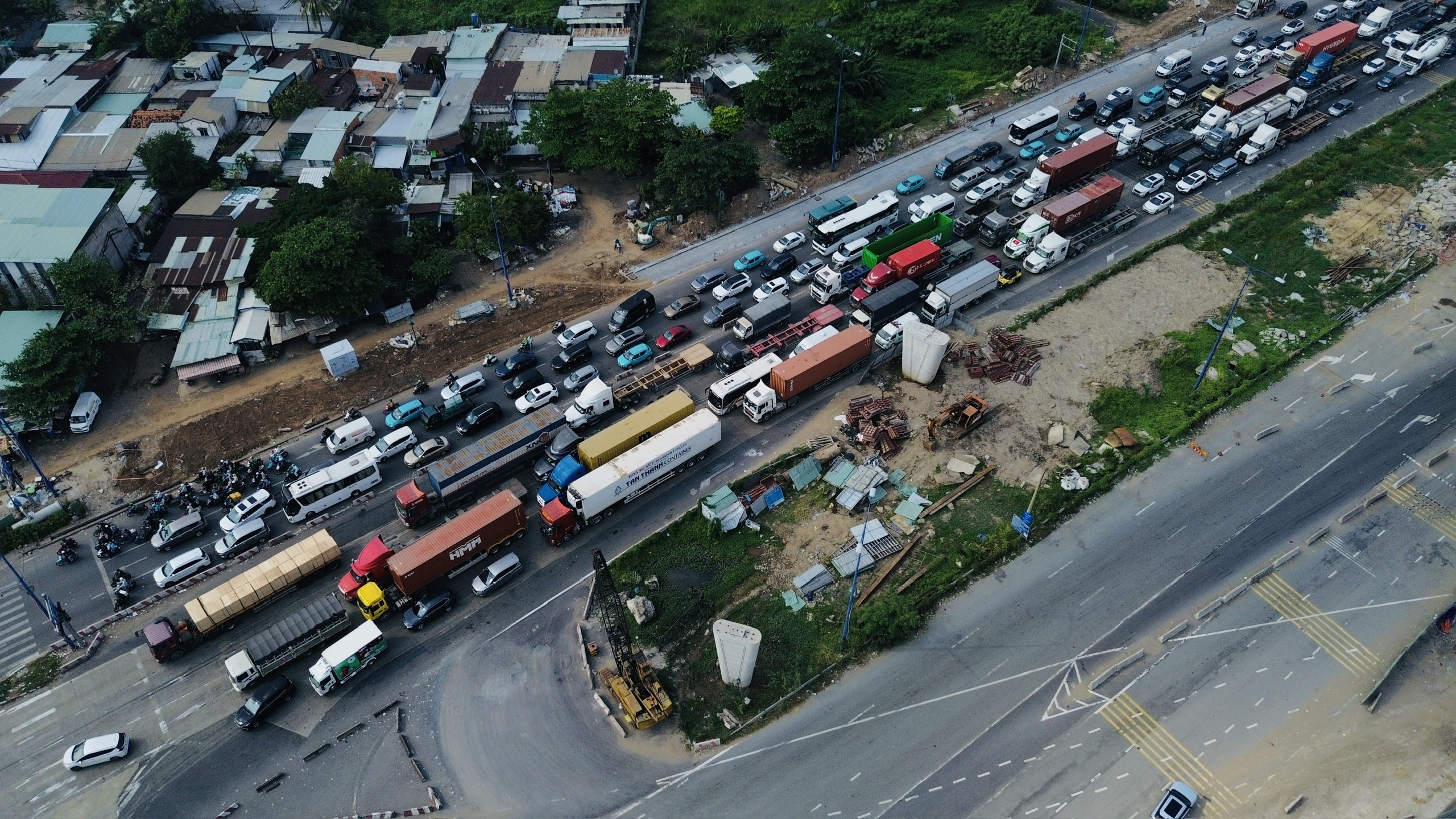 Cửa ng&otilde; TP.HCM v&agrave; s&acirc;n bay T&acirc;n Sơn Nhất ken đặc người, xe cận Tết- Ảnh 7.