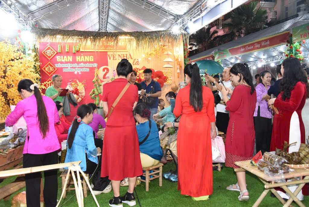 Hội hoa xu&acirc;n Ph&uacute; Mỹ Hưng, chợ hoa B&igrave;nh Đ&ocirc;ng mở cửa, giữ trọn &ldquo;hồn Xu&acirc;n&rdquo; S&agrave;i G&ograve;n- Ảnh 4.