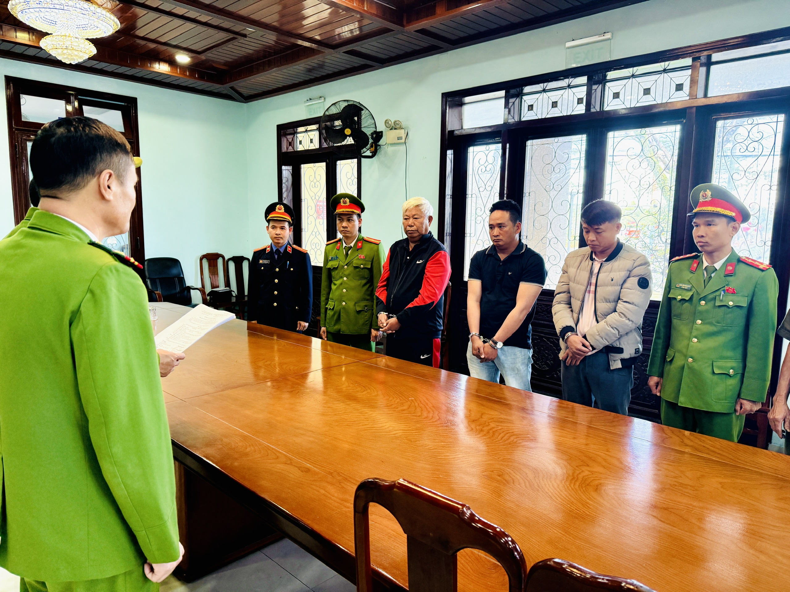 Huế: Bắt giam 3 đối tượng khai thác tài nguyên trái phép- Ảnh 1. Huế: Bắt giam 3 đối tượng khai thác tài nguyên trái phép- Ảnh 1.