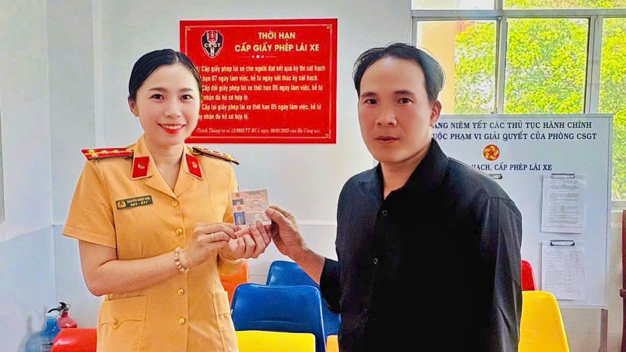 CSGT C&agrave; Mau cấp, đổi giấy ph&eacute;p l&aacute;i xe xuy&ecirc;n Tết- Ảnh 1.