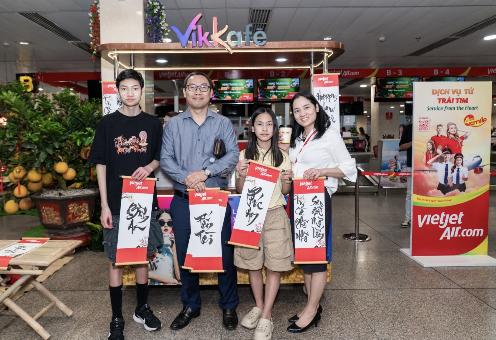 Cục trưởng Cục H&agrave;ng kh&ocirc;ng thăm, ch&uacute;c Tết b&agrave; con ngay tại s&acirc;n bay T&acirc;n Sơn Nhất- Ảnh 1.