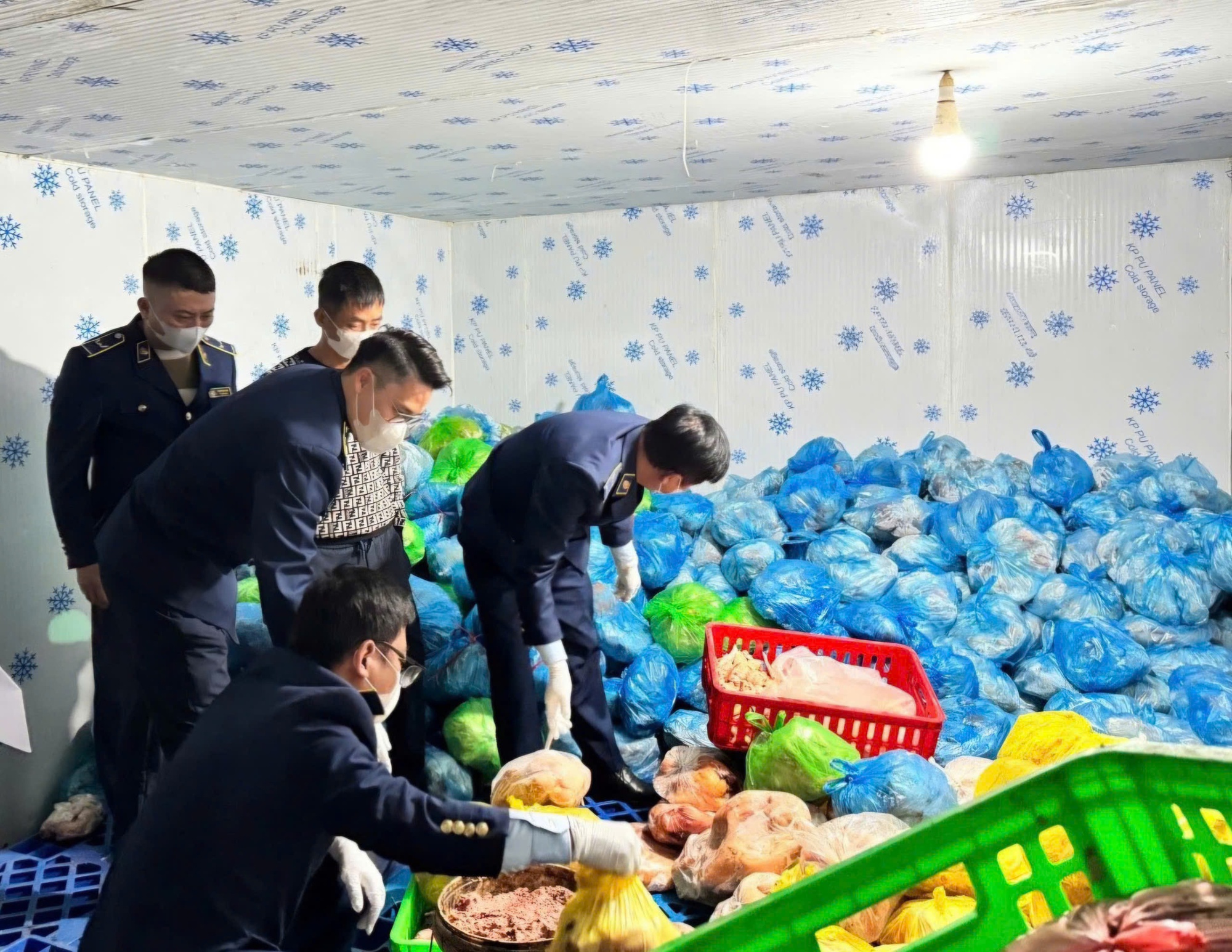 Th&aacute;i Nguy&ecirc;n: Mạnh tay xử l&yacute; h&agrave;ng lậu, ti&ecirc;u hủy nhiều l&ocirc; h&agrave;ng k&eacute;m chất lượng dịp Tết- Ảnh 1.