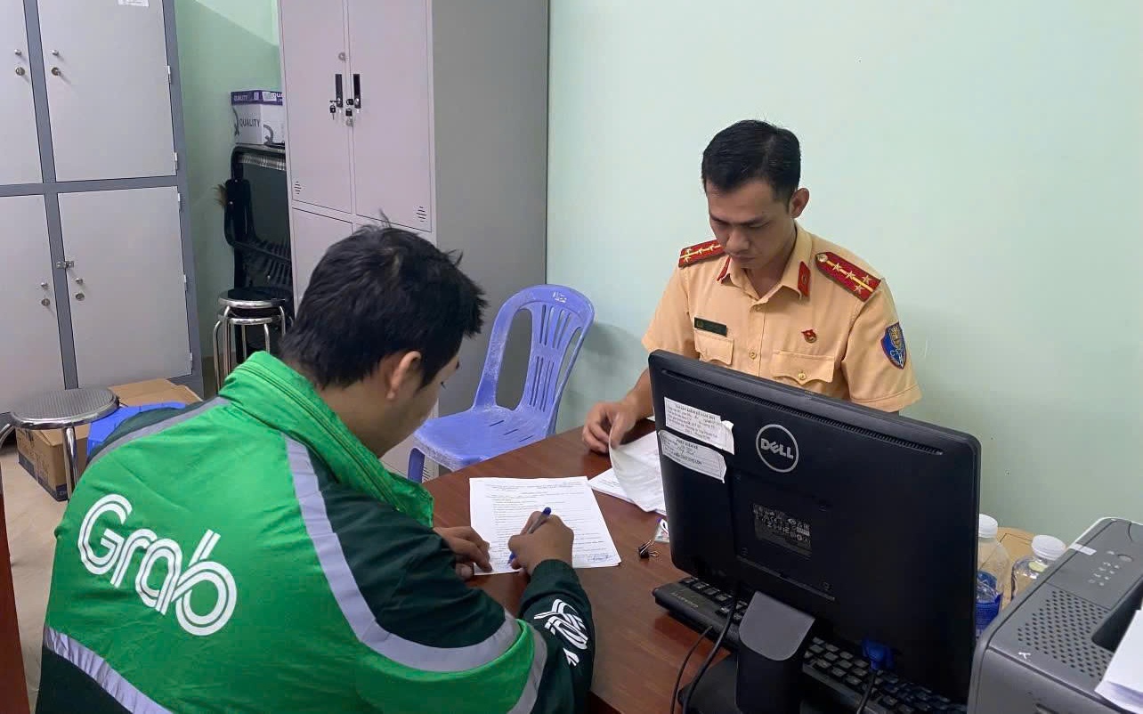 TP.HCM: Xử phạt t&agrave;i xế đăng tải clip xuy&ecirc;n tạc, b&ocirc;i nhọ  cảnh s&aacute;t giao th&ocirc;ng