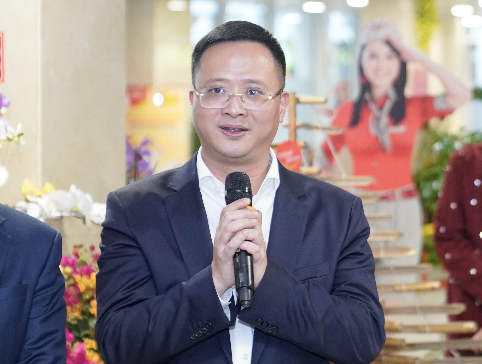 Cục trưởng Cục H&agrave;ng kh&ocirc;ng thăm, ch&uacute;c Tết b&agrave; con ngay tại s&acirc;n bay T&acirc;n Sơn Nhất- Ảnh 2.