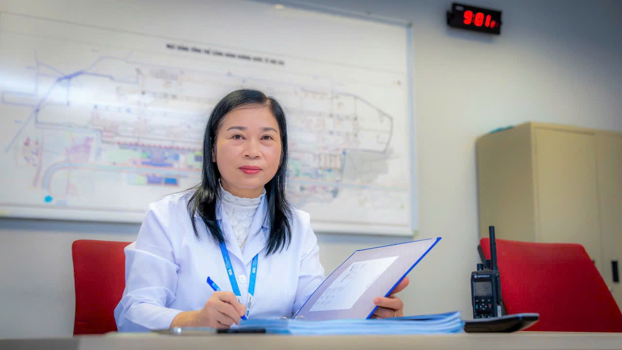 Ngược dòng người về ăn Tết: Những blouse trắng giữ bình yên cho mỗi chuyến bay- Ảnh 2. Ngược dòng người về ăn Tết: Những blouse trắng giữ bình yên cho mỗi chuyến bay- Ảnh 2.