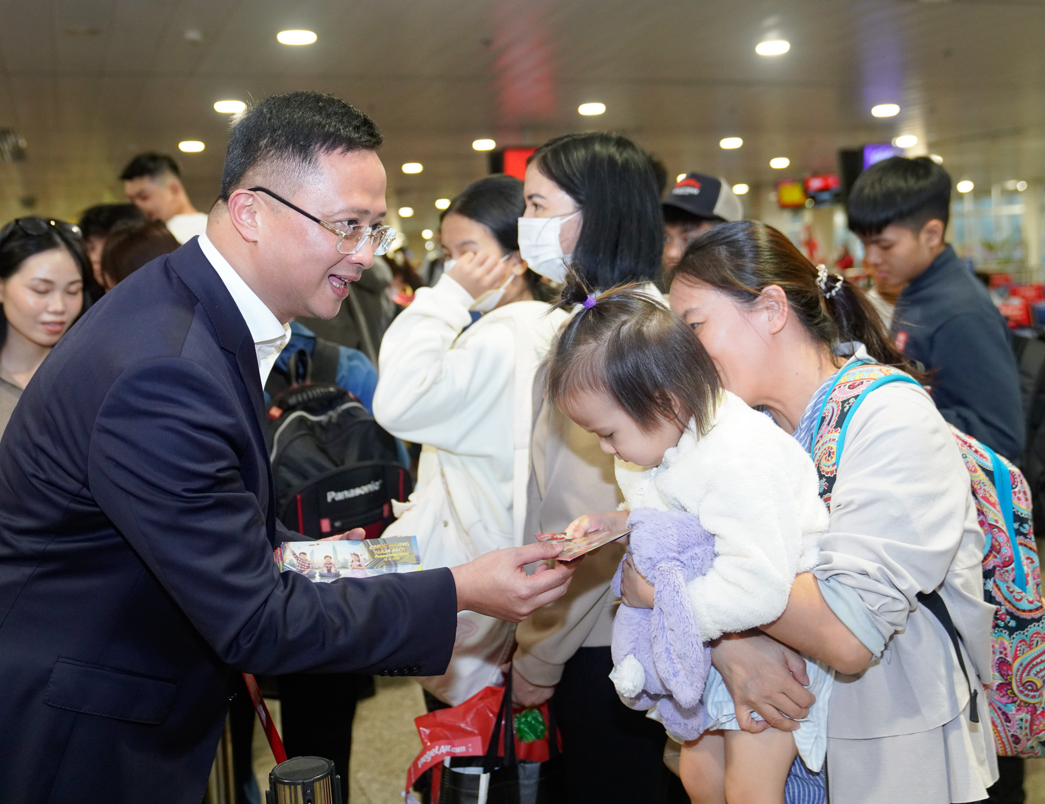 Cục trưởng Cục H&agrave;ng kh&ocirc;ng thăm, ch&uacute;c Tết b&agrave; con ngay tại s&acirc;n bay T&acirc;n Sơn Nhất- Ảnh 3.