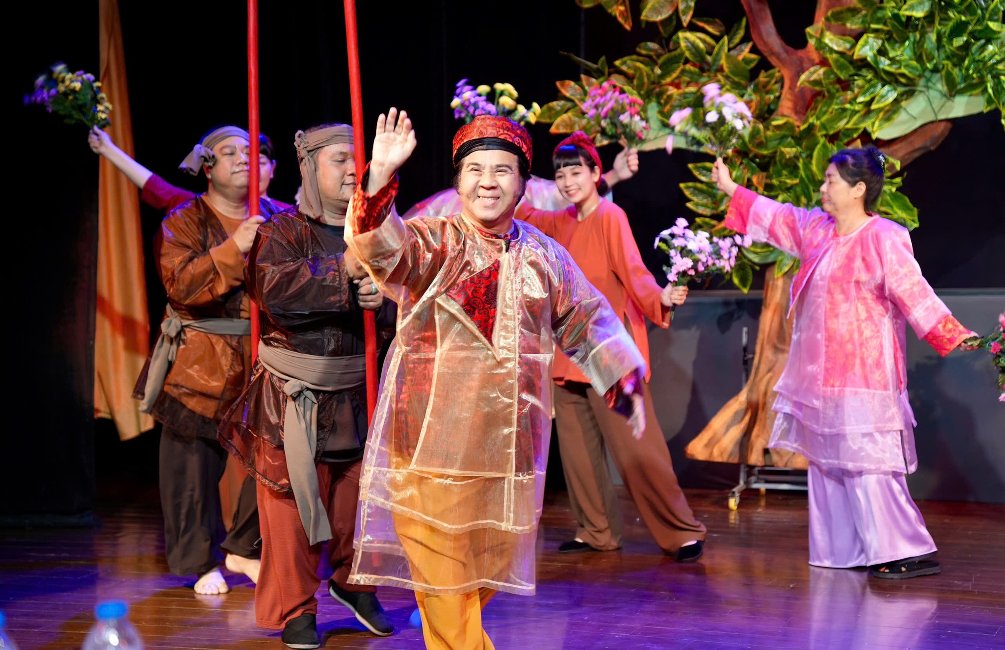 S&acirc;n khấu kịch tất bật s&aacute;ng đ&egrave;n dịp tết Nguy&ecirc;n đ&aacute;n B&iacute;nh Ngọ- Ảnh 3.