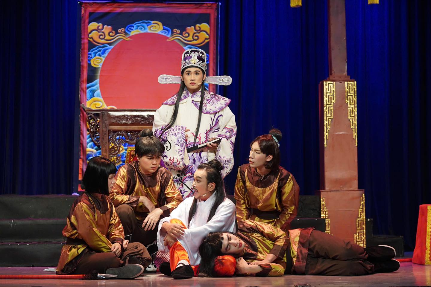 S&acirc;n khấu kịch tất bật s&aacute;ng đ&egrave;n dịp tết Nguy&ecirc;n đ&aacute;n B&iacute;nh Ngọ- Ảnh 4.