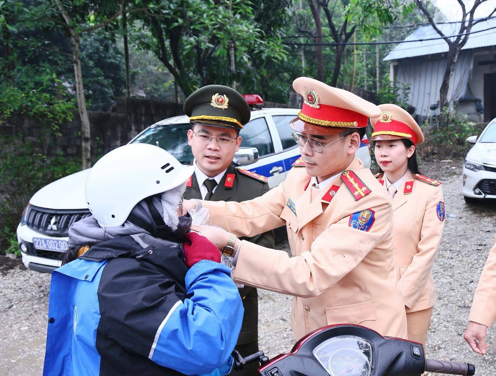 CSGT Tuy&ecirc;n Quang đồng h&agrave;nh c&ugrave;ng người d&acirc;n tr&ecirc;n đường về qu&ecirc; đ&oacute;n Tết- Ảnh 2.