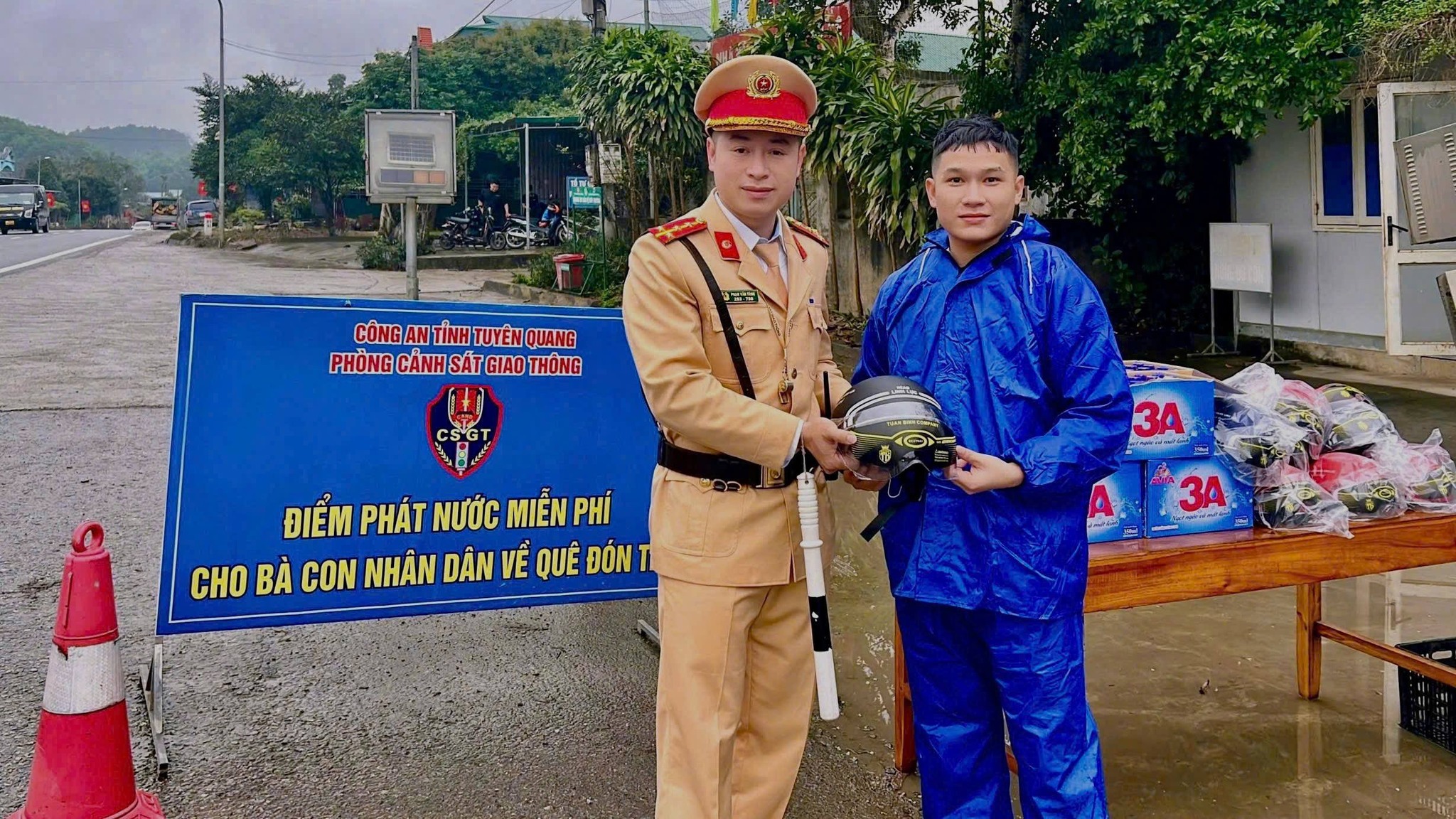 CSGT Tuy&ecirc;n Quang đồng h&agrave;nh c&ugrave;ng người d&acirc;n tr&ecirc;n đường về qu&ecirc; đ&oacute;n Tết- Ảnh 3.