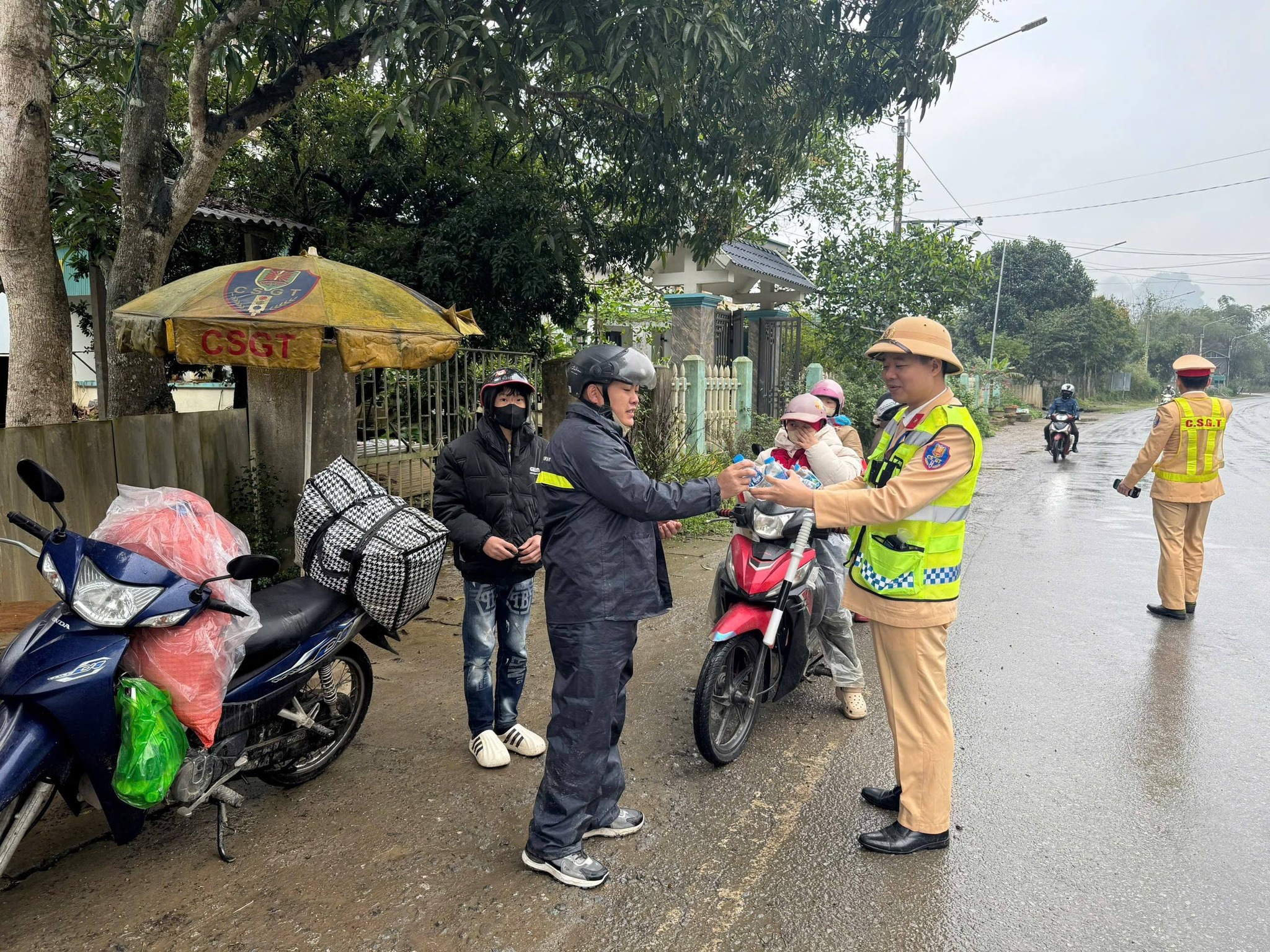 CSGT Tuy&ecirc;n Quang đồng h&agrave;nh c&ugrave;ng người d&acirc;n tr&ecirc;n đường về qu&ecirc; đ&oacute;n Tết- Ảnh 4.