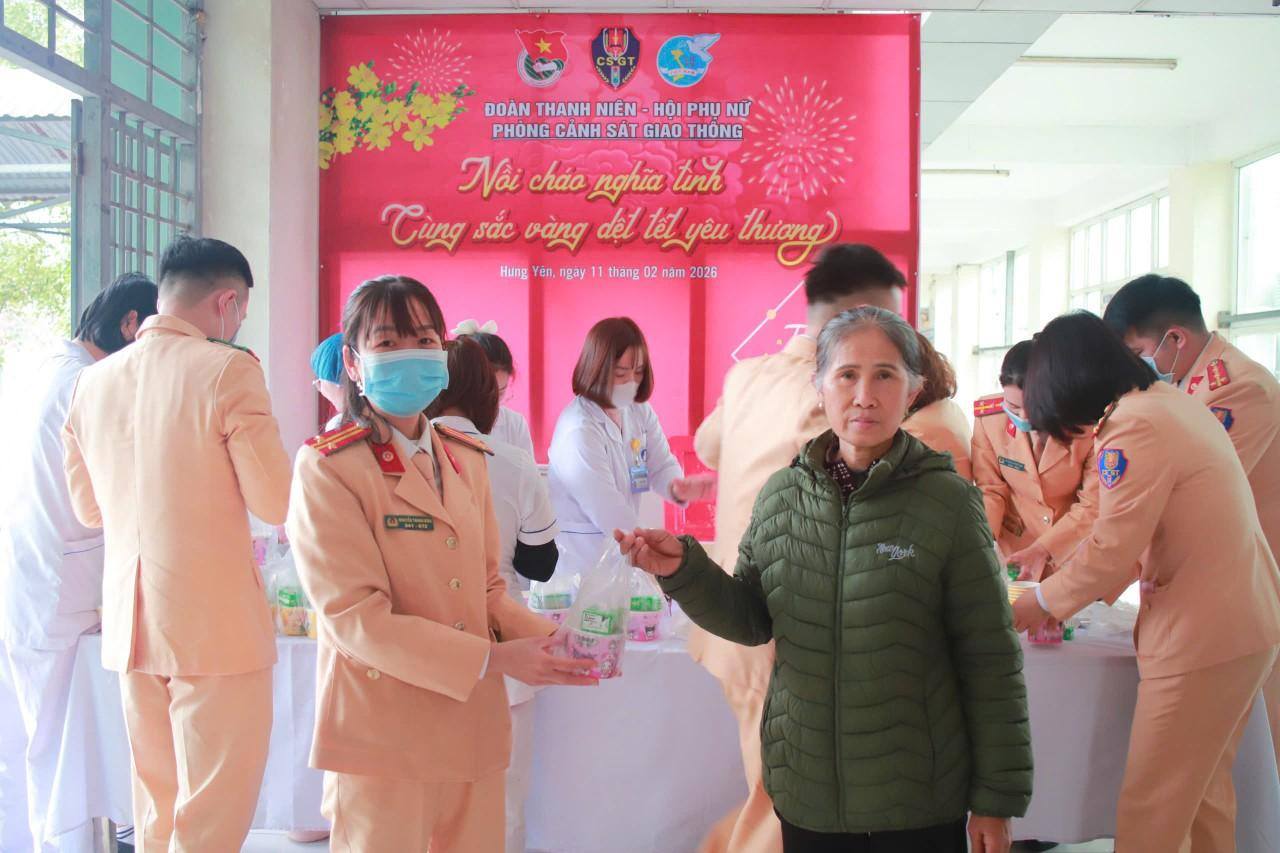 CSGT Hưng Yên trao yêu thương tới bệnh nhi khó khăn qua “Nồi cháo nghĩa tình”- Ảnh 1.