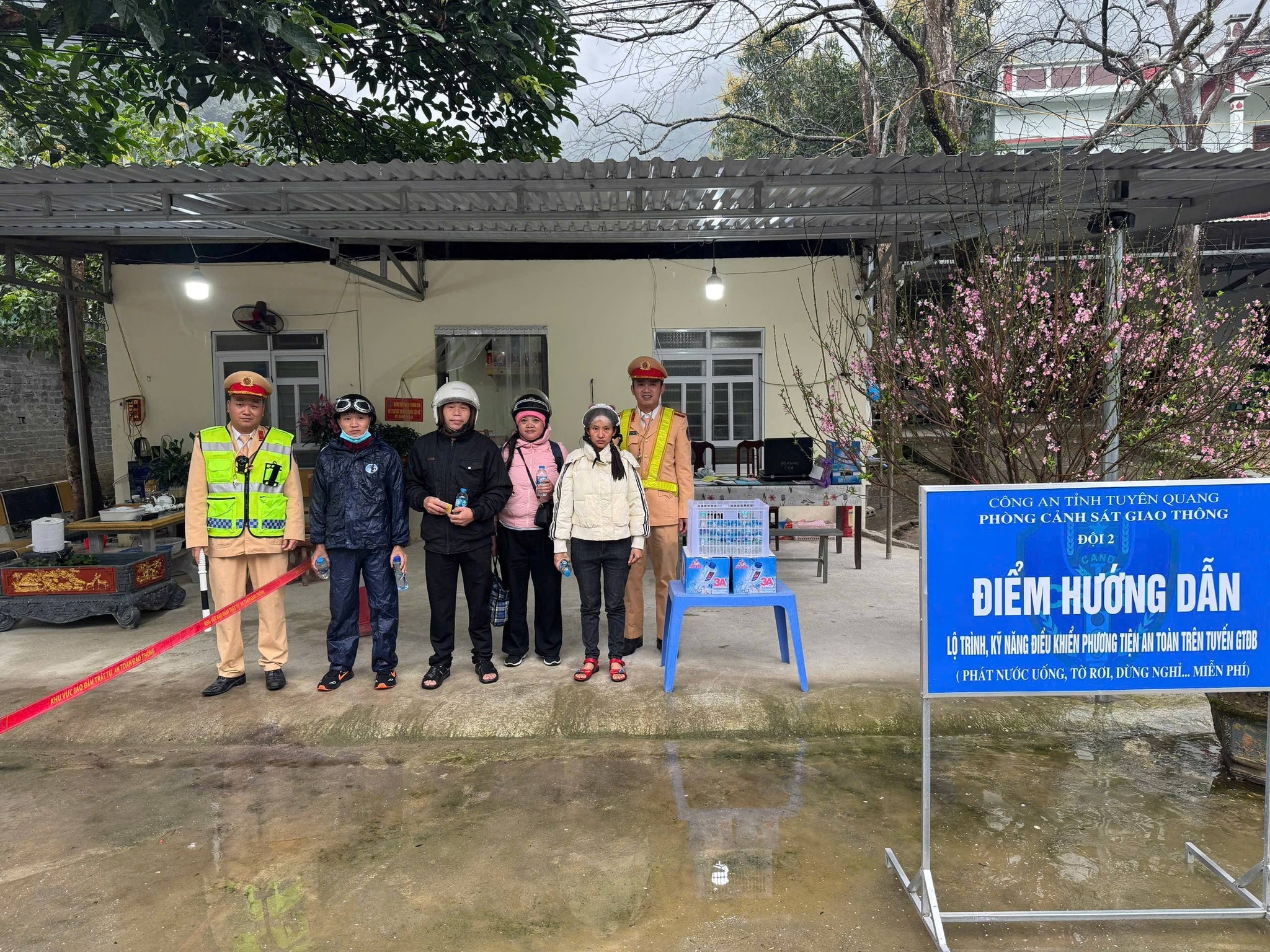 CSGT Tuy&ecirc;n Quang đồng h&agrave;nh c&ugrave;ng người d&acirc;n tr&ecirc;n đường về qu&ecirc; đ&oacute;n Tết- Ảnh 5.