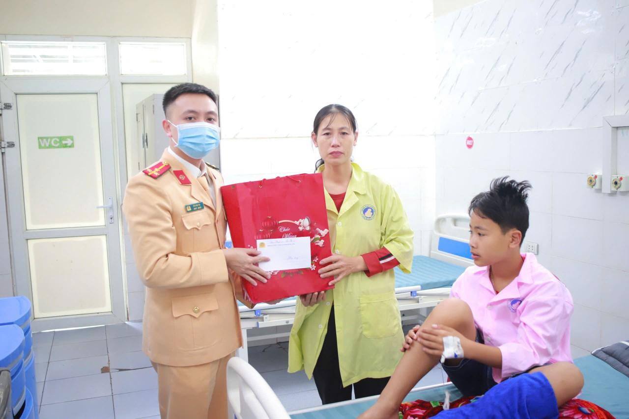 CSGT Hưng Yên trao yêu thương tới bệnh nhi khó khăn qua “Nồi cháo nghĩa tình”- Ảnh 2.