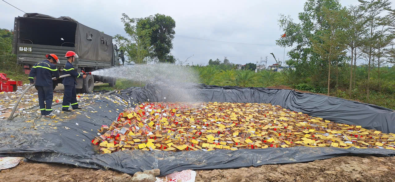 Bắc Ninh: Ti&ecirc;u hủy gần 11 tấn ph&aacute;o hoa nổ tr&aacute;i ph&eacute;p- Ảnh 1.