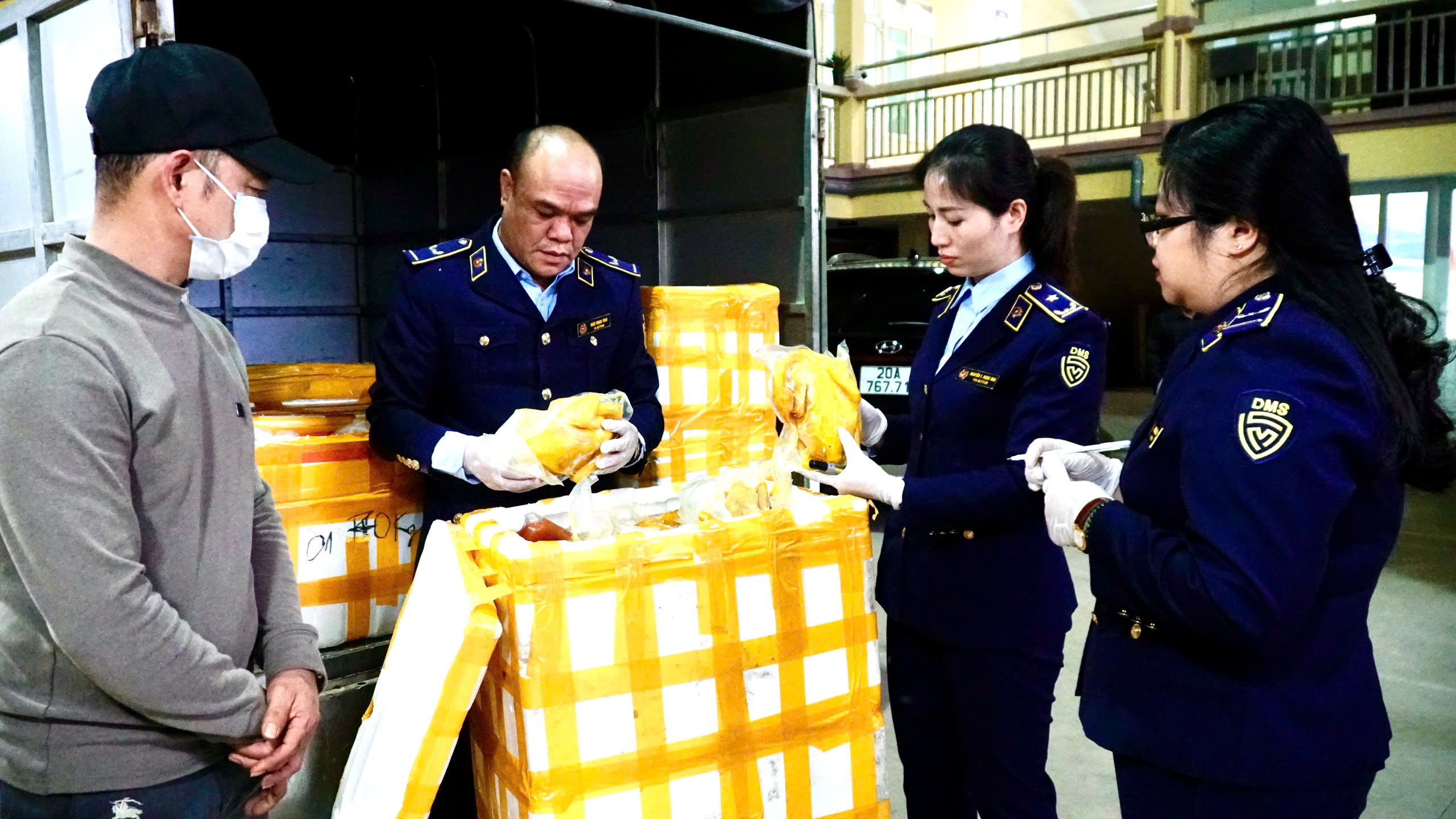 Th&aacute;i Nguy&ecirc;n: Mạnh tay xử l&yacute; h&agrave;ng lậu, ti&ecirc;u hủy nhiều l&ocirc; h&agrave;ng k&eacute;m chất lượng dịp Tết- Ảnh 4.