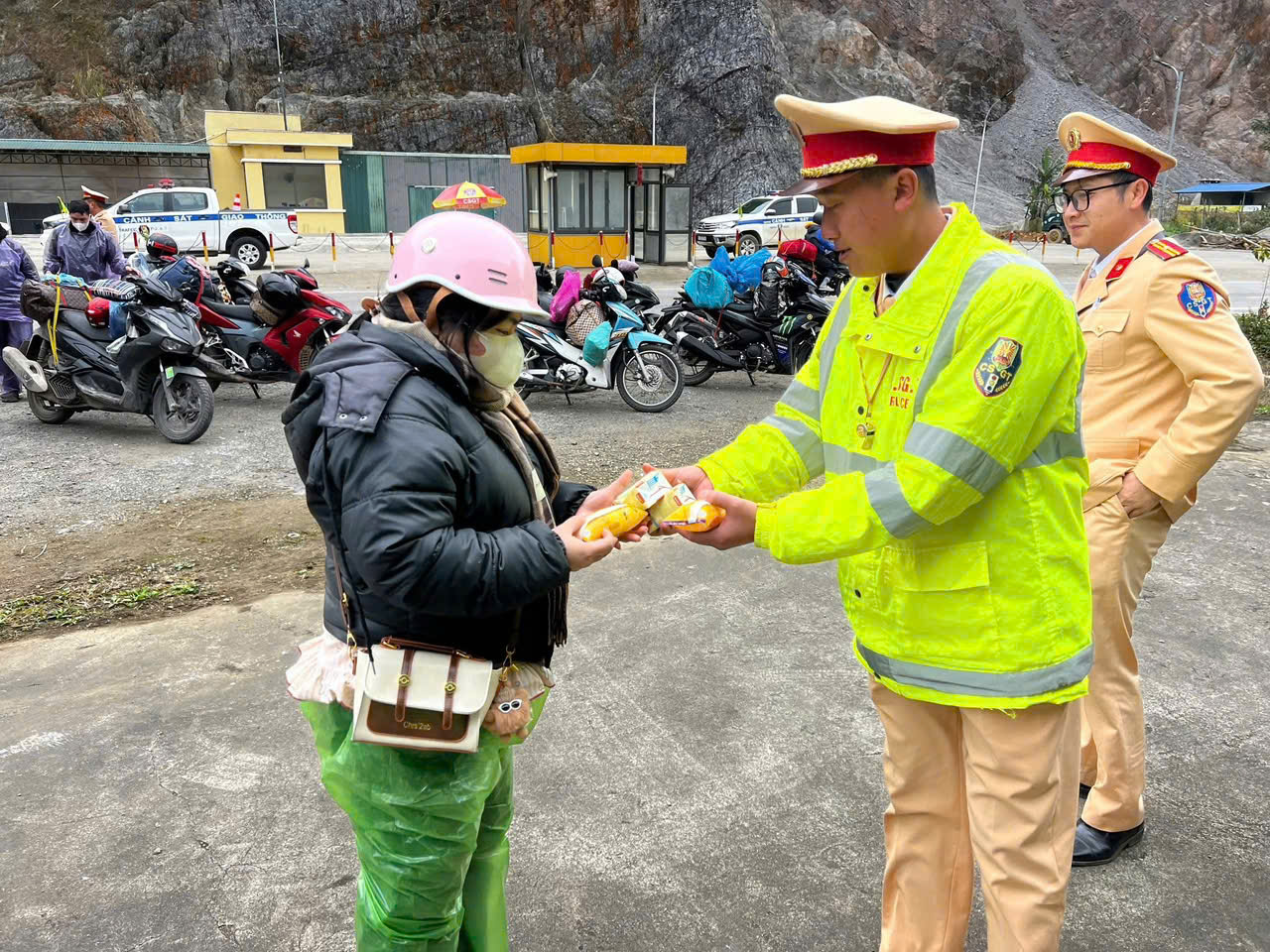 Trạm dừng ch&acirc;n 0 đồng tr&ecirc;n QL6, ấm l&ograve;ng người d&acirc;n về qu&ecirc; đ&oacute;n Tết- Ảnh 6.