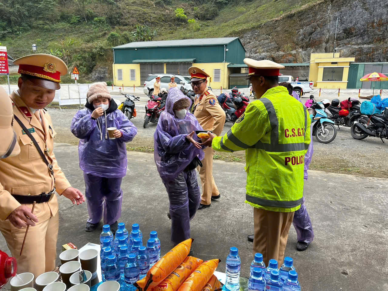 Trạm dừng ch&acirc;n 0 đồng tr&ecirc;n QL6, ấm l&ograve;ng người d&acirc;n về qu&ecirc; đ&oacute;n Tết- Ảnh 5.