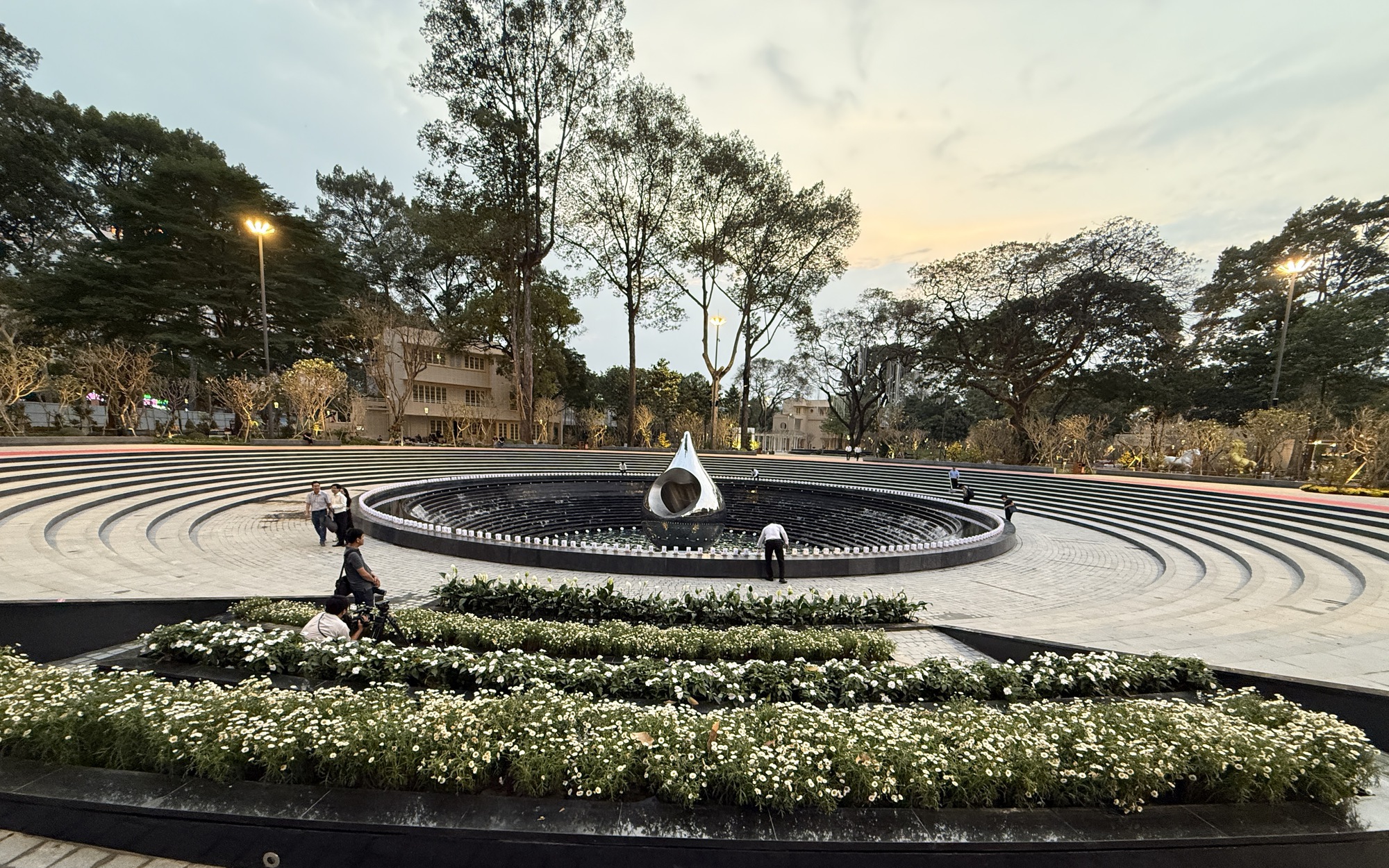 Nhiều khu đất vàng tại TP.HCM chuyển diện mạo từ "rào tôn" sang công viên- Ảnh 11. Từ đất vàng tới không gian công cộng: Công viên số 1 Lý Thái Tổ với thông điệp nhân văn