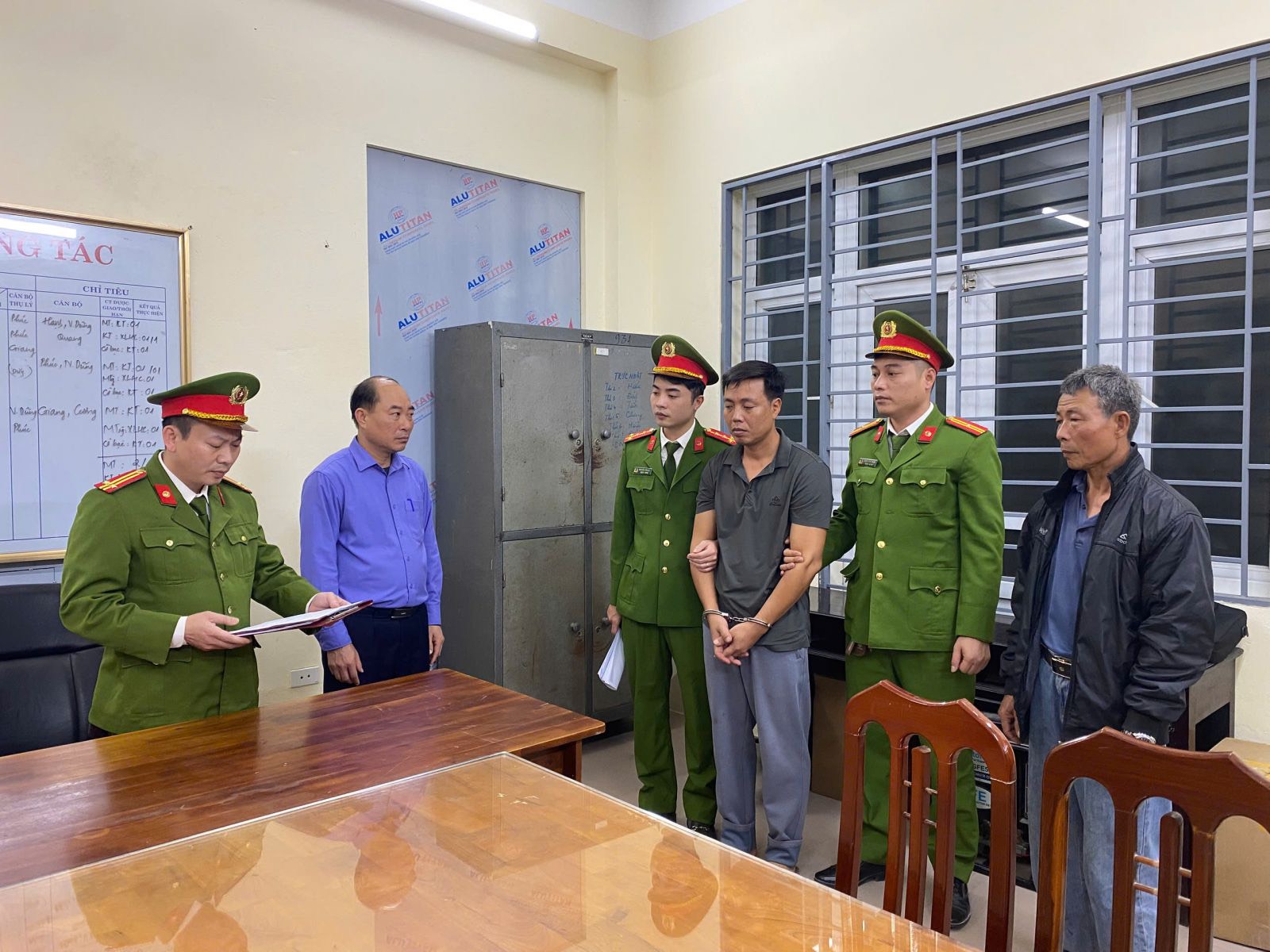 Bắt đối tượng truy nã, lừa đảo hơn 65 tỷ đồng bằng chiêu “suất đất dự án giá ngoại giao"- Ảnh 1. Bắt đối tượng truy nã, lừa đảo hơn 65 tỷ đồng bằng chiêu “suất đất dự án giá ngoại giao"- Ảnh 1.