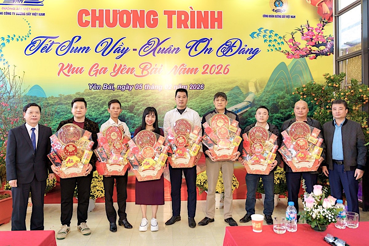 Tết sum vầy trên những cung đường sắt- Ảnh 2. Tết sum vầy trên những cung đường sắt- Ảnh 2.