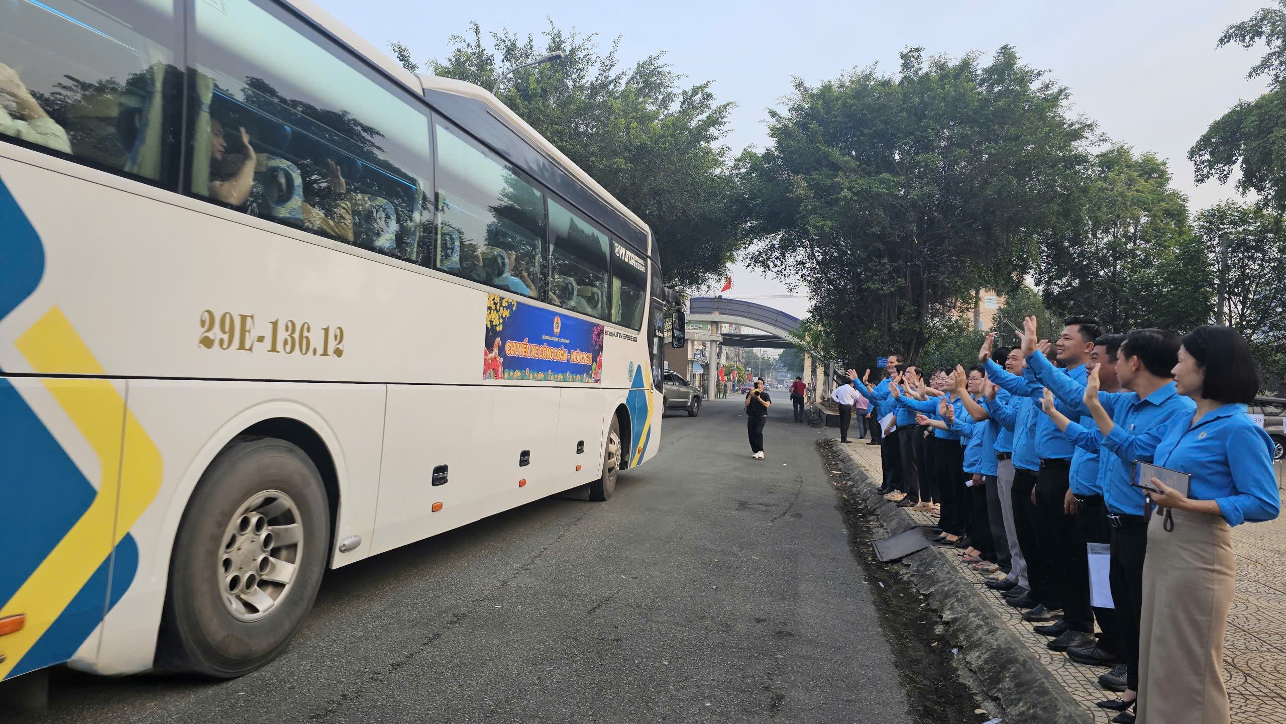 H&agrave;ng ngh&igrave;n c&ocirc;ng nh&acirc;n ở TP.HCM về qu&ecirc; đ&oacute;n Tết tr&ecirc;n những chuyến xe nghĩa t&igrave;nh- Ảnh 3.