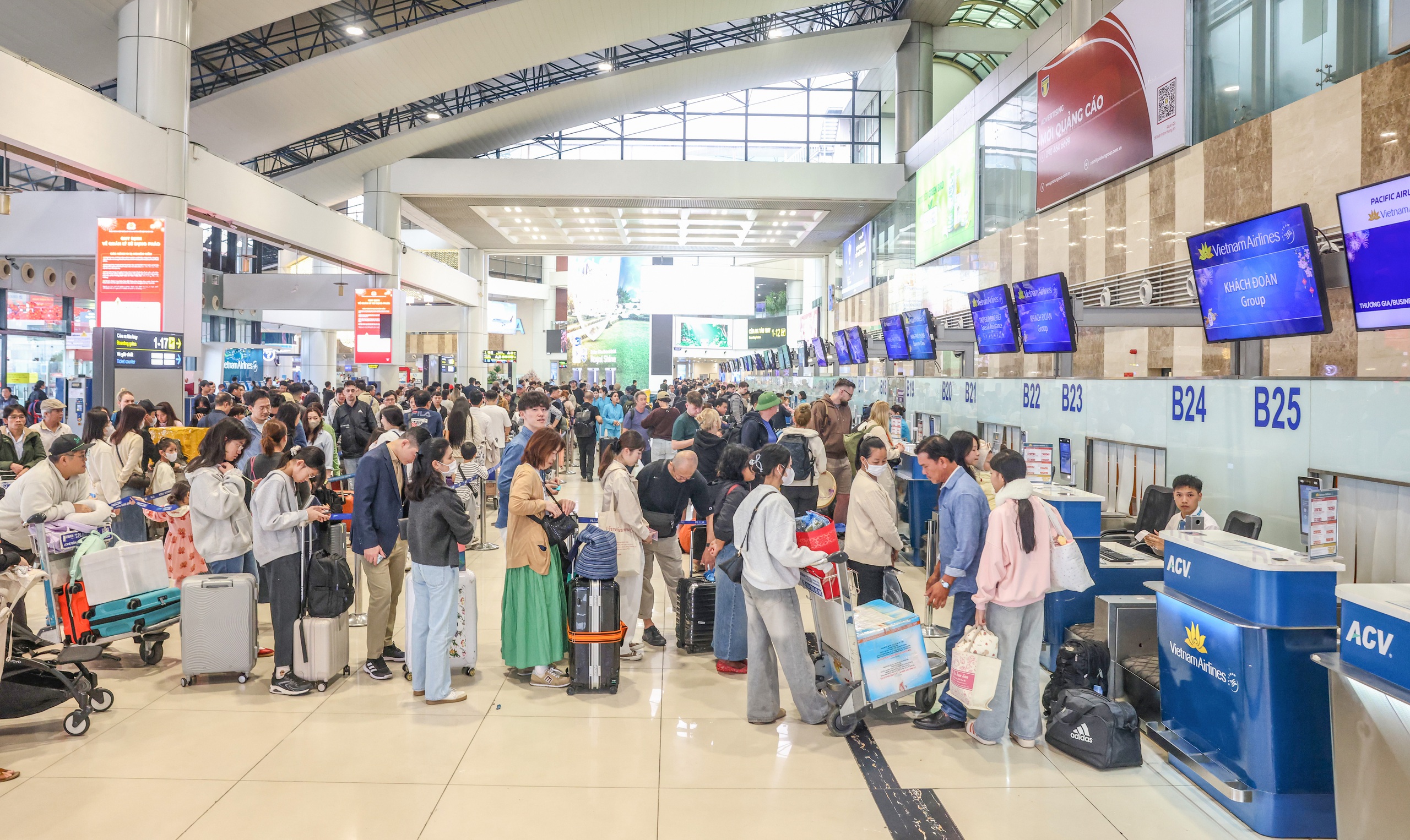 S&acirc;n bay Nội B&agrave;i chật k&iacute;n người trong ng&agrave;y l&agrave;m việc cuối năm- Ảnh 1.