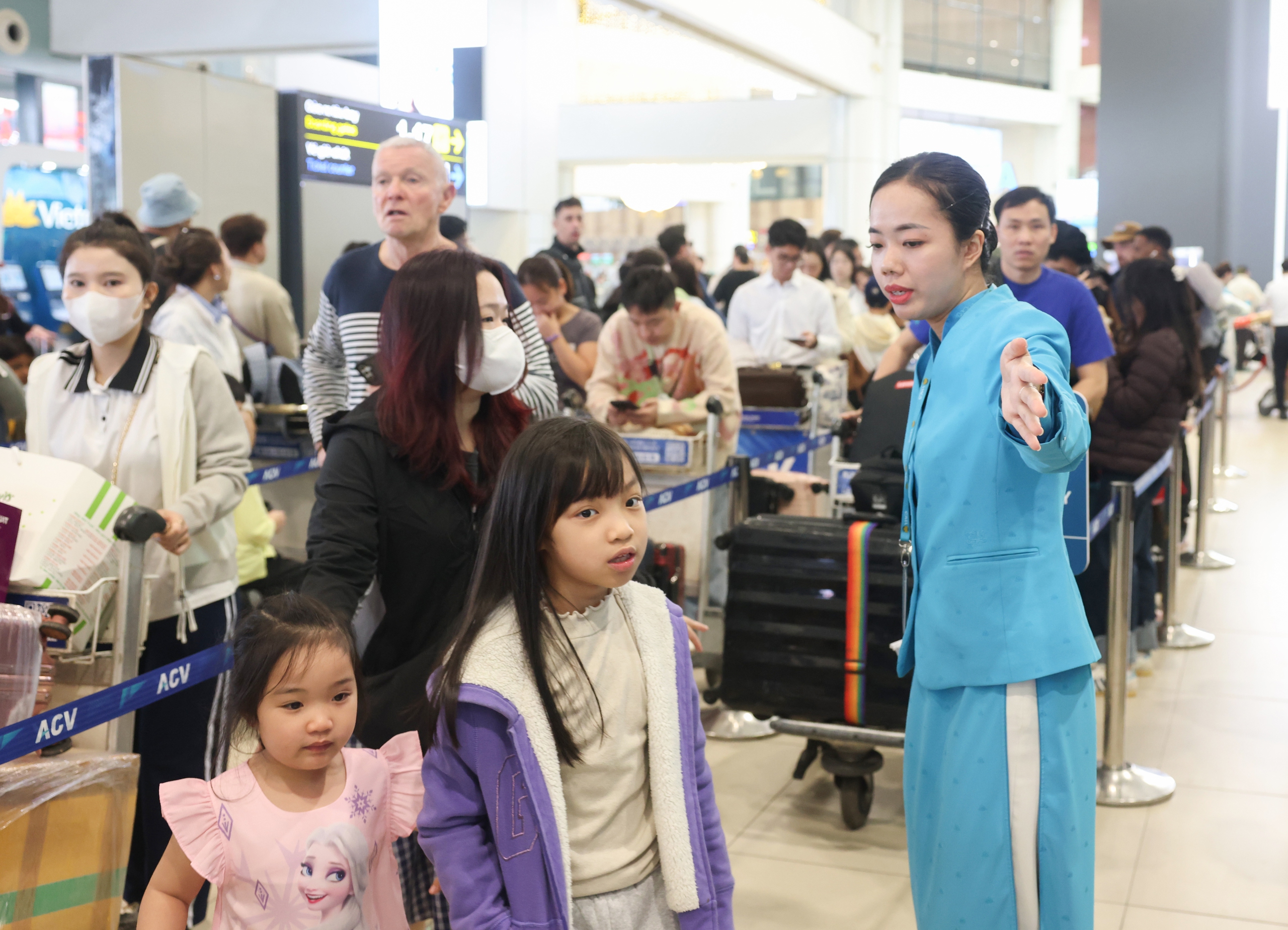 S&acirc;n bay Nội B&agrave;i chật k&iacute;n người trong ng&agrave;y l&agrave;m việc cuối năm- Ảnh 5.