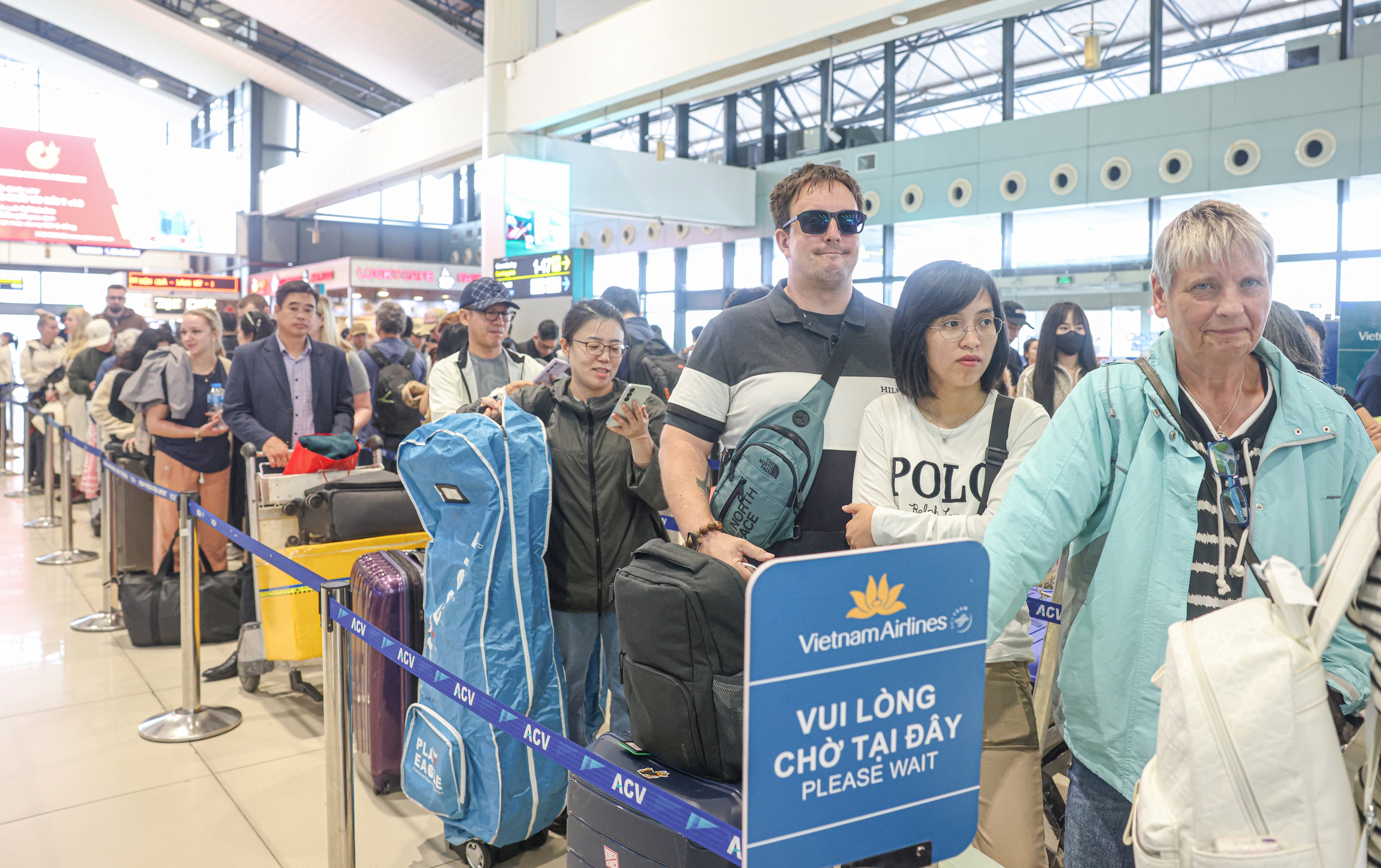 S&acirc;n bay Nội B&agrave;i chật k&iacute;n người trong ng&agrave;y l&agrave;m việc cuối năm- Ảnh 4.