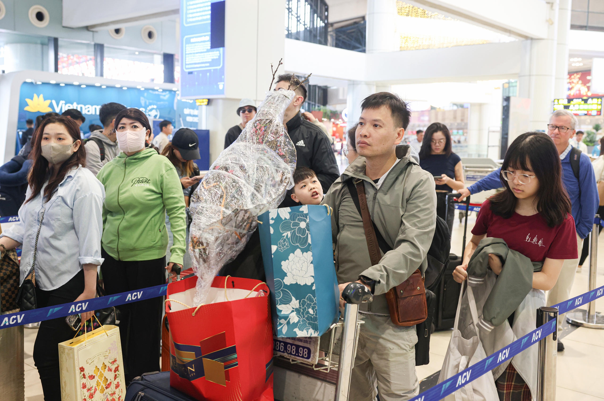 S&acirc;n bay Nội B&agrave;i chật k&iacute;n người trong ng&agrave;y l&agrave;m việc cuối năm- Ảnh 3.