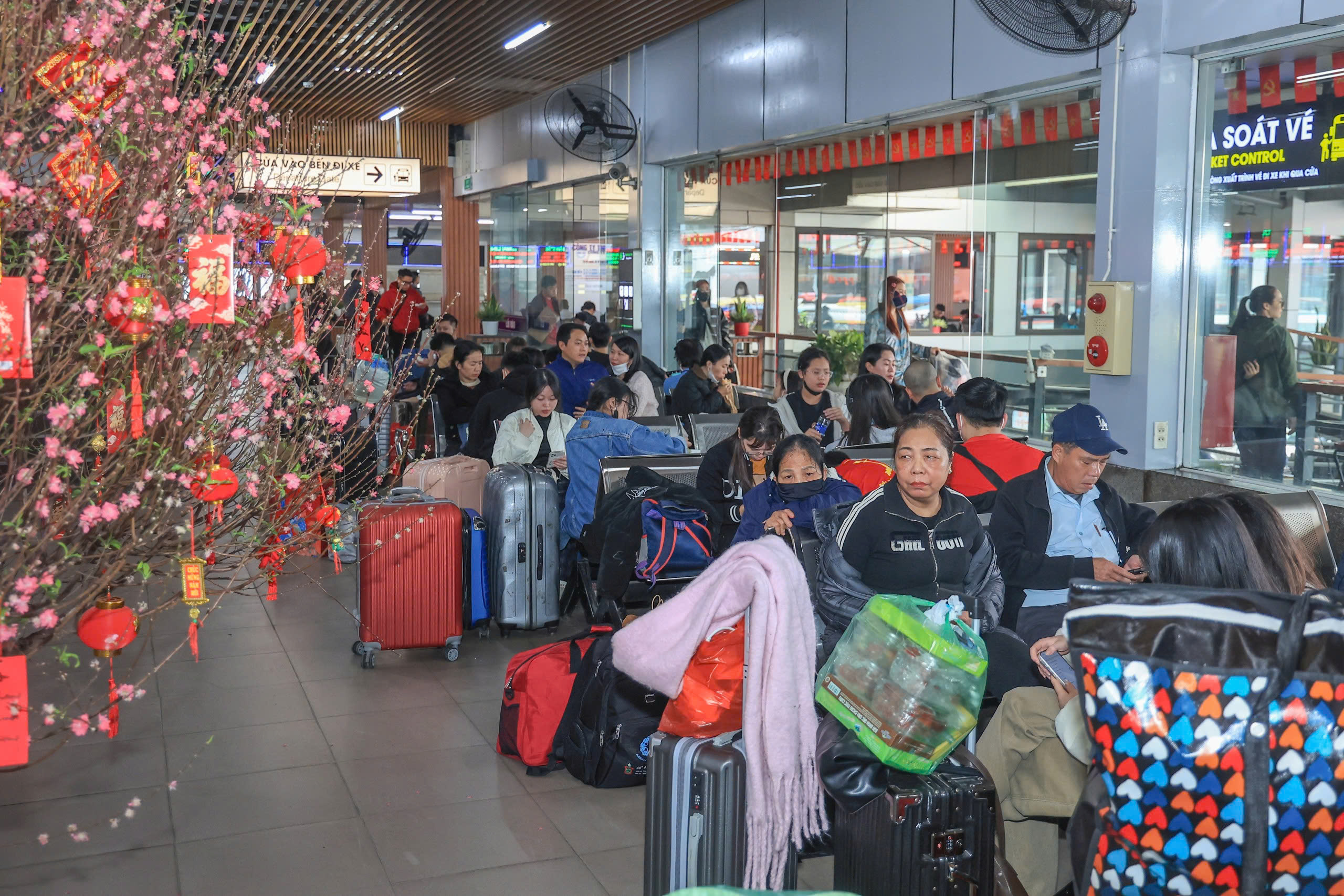 H&agrave; Nội chiều 26 Tết, phố thưa dần&hellip; bến xe đ&ocirc;ng như hội- Ảnh 8.