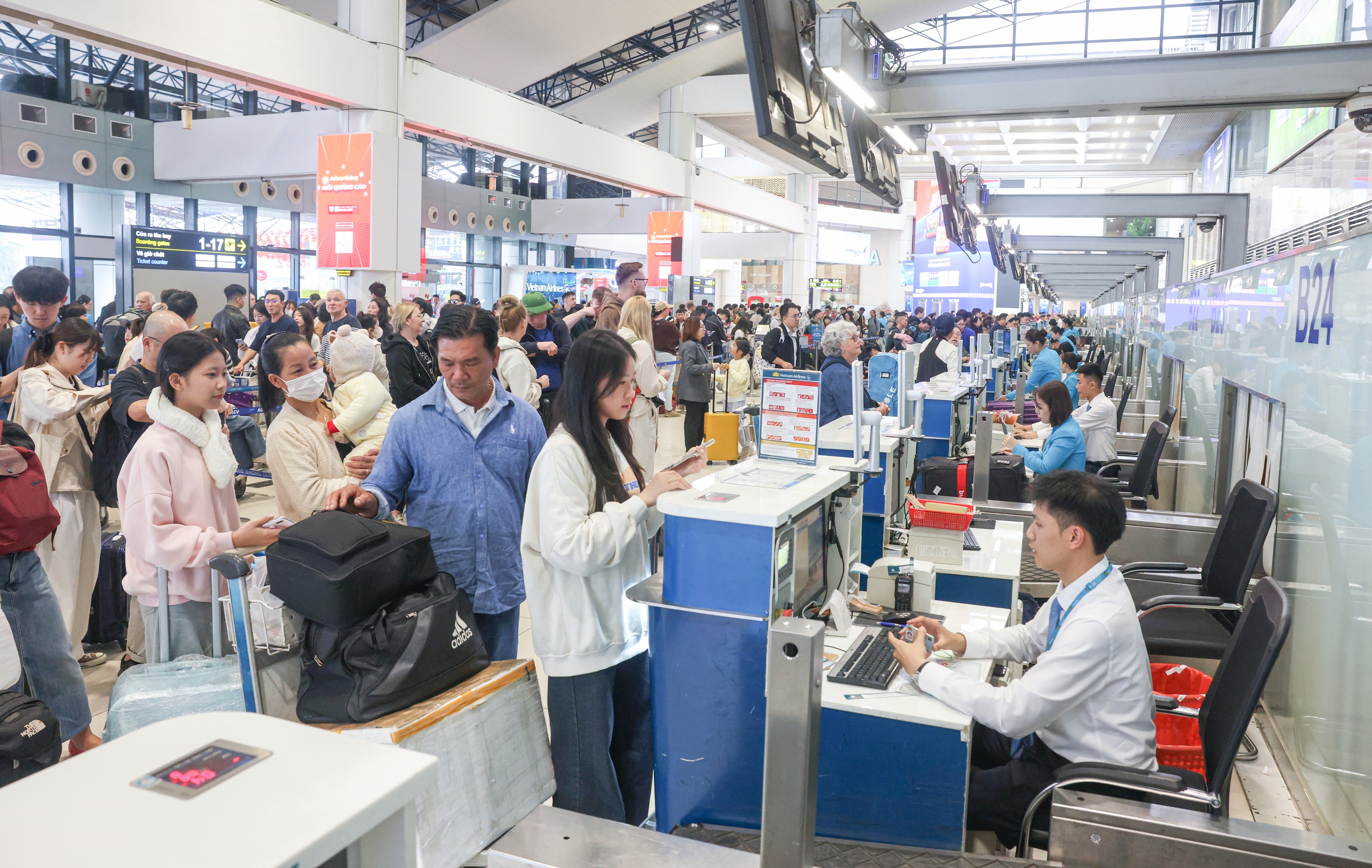 S&acirc;n bay Nội B&agrave;i chật k&iacute;n người trong ng&agrave;y l&agrave;m việc cuối năm- Ảnh 2.