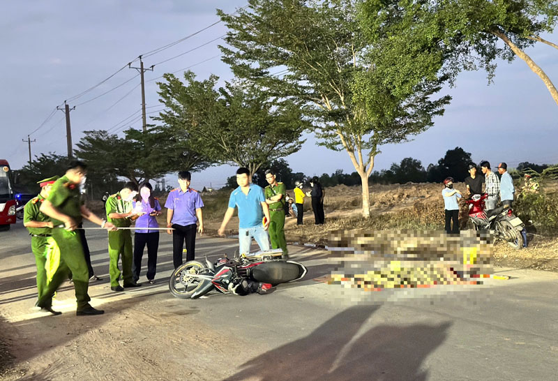 Cơ quan chức năng kh&aacute;m nghiệm hiện trường vụ tai nạn.