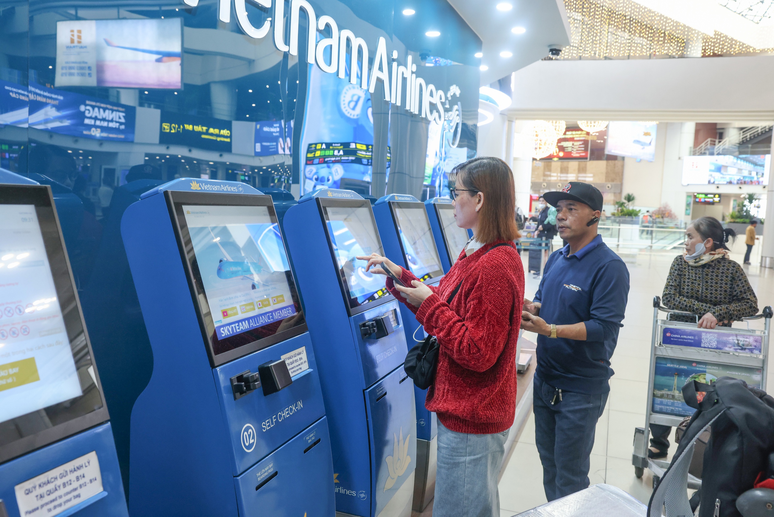 S&acirc;n bay Nội B&agrave;i chật k&iacute;n người trong ng&agrave;y l&agrave;m việc cuối năm- Ảnh 6.