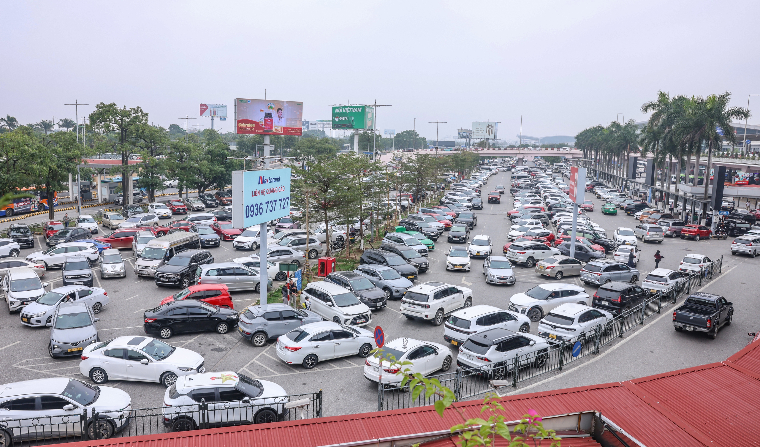 S&acirc;n bay Nội B&agrave;i chật k&iacute;n người trong ng&agrave;y l&agrave;m việc cuối năm- Ảnh 12.