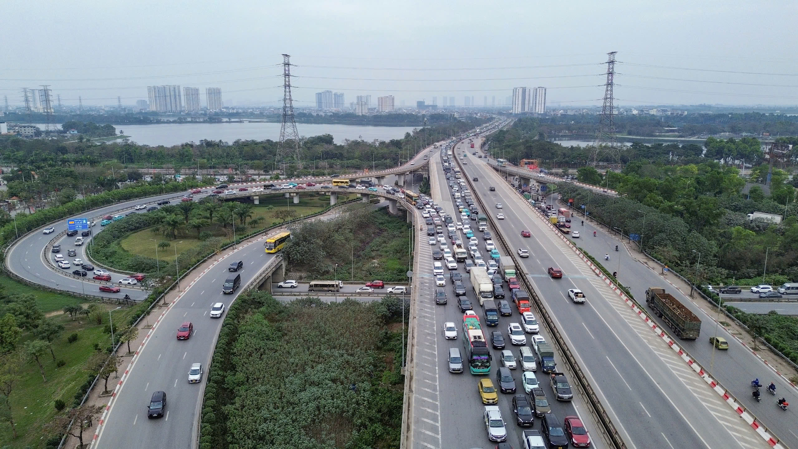 Dòng người đổ về quê, các cửa ngõ Hà Nội tắc dài - Ảnh 4. Dòng người đổ về quê, các cửa ngõ Hà Nội tắc dài - Ảnh 4.