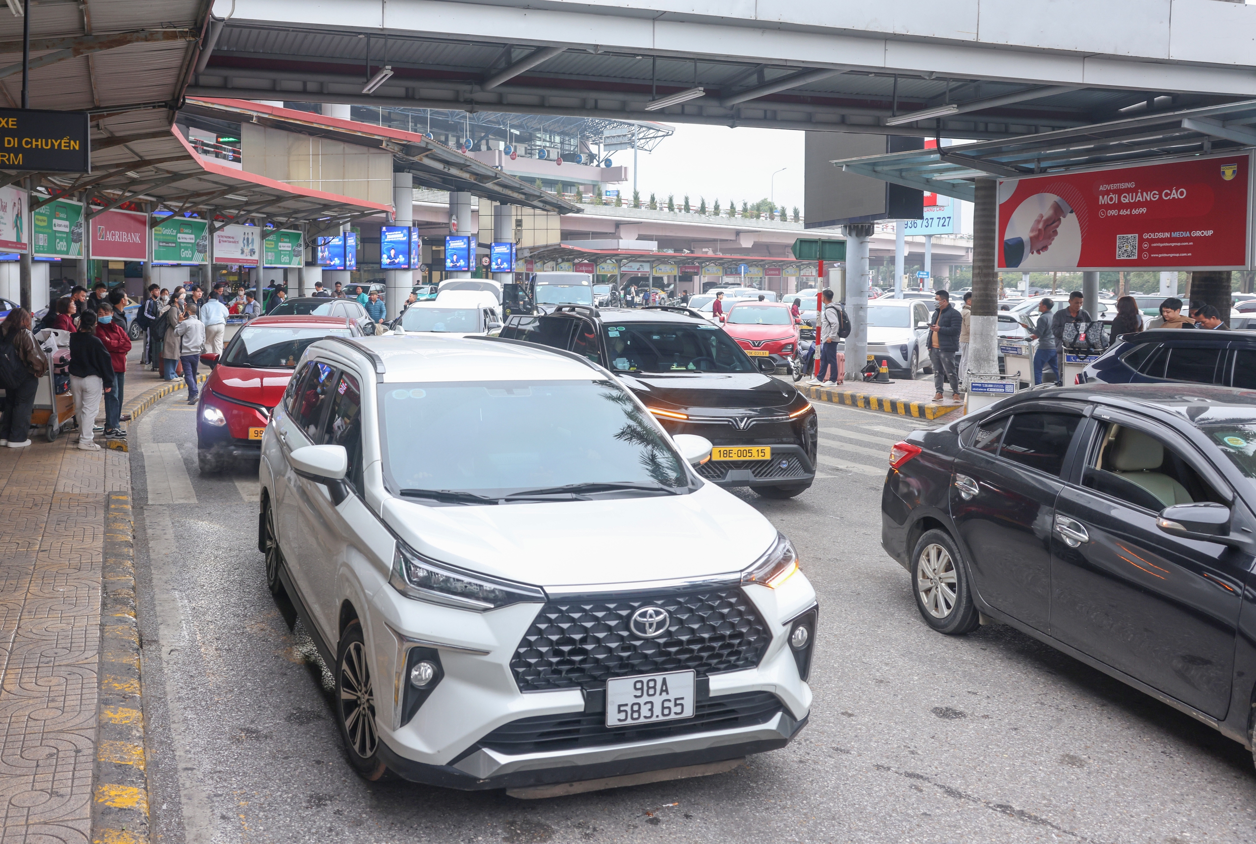 S&acirc;n bay Nội B&agrave;i chật k&iacute;n người trong ng&agrave;y l&agrave;m việc cuối năm- Ảnh 11.