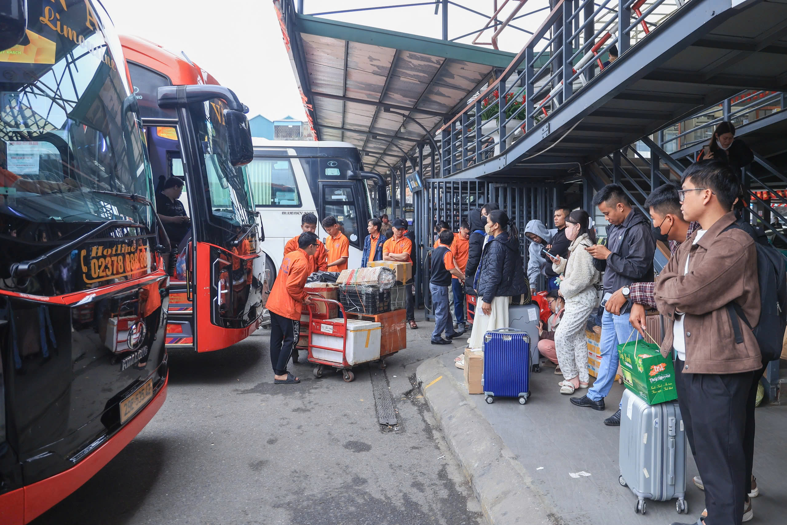 H&agrave; Nội chiều 26 Tết, phố thưa dần&hellip; bến xe đ&ocirc;ng như hội- Ảnh 12.